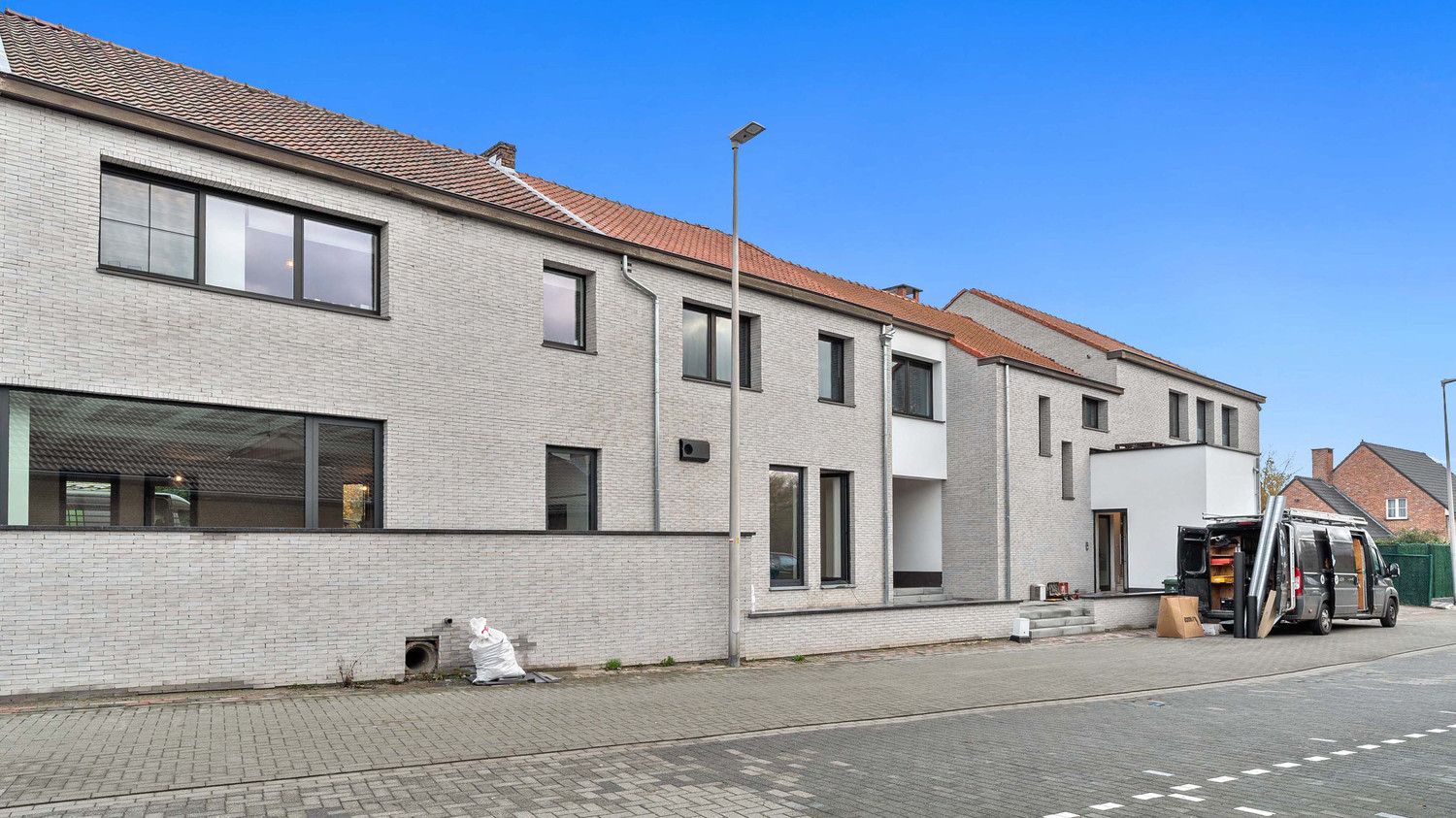 Vernieuwbouwproject met 3 appartementen en twee commerciële ruimtes te koop! foto 10