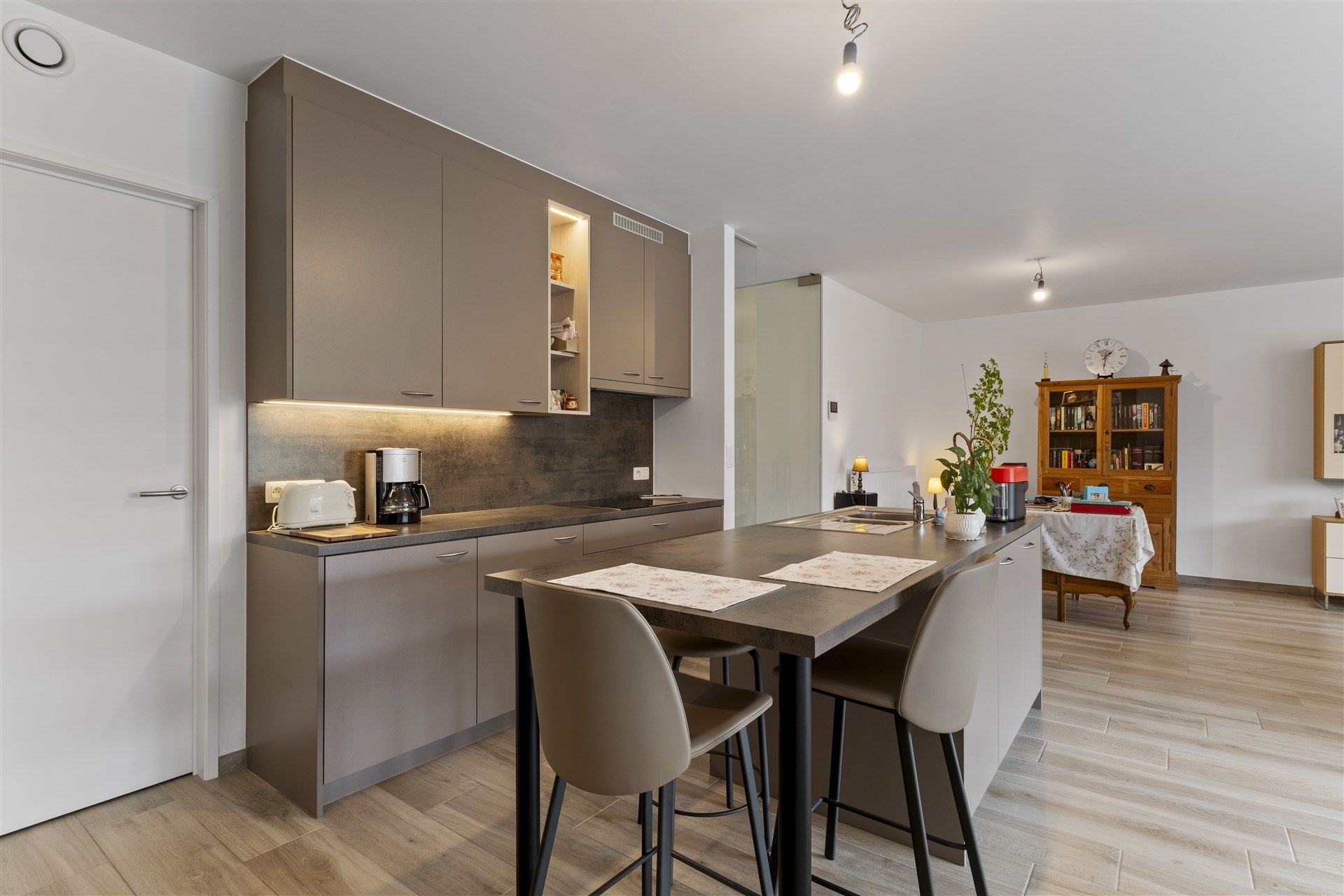 Prachtig gelijkvloersappartement met ondergrondse staanplaats.  foto 10