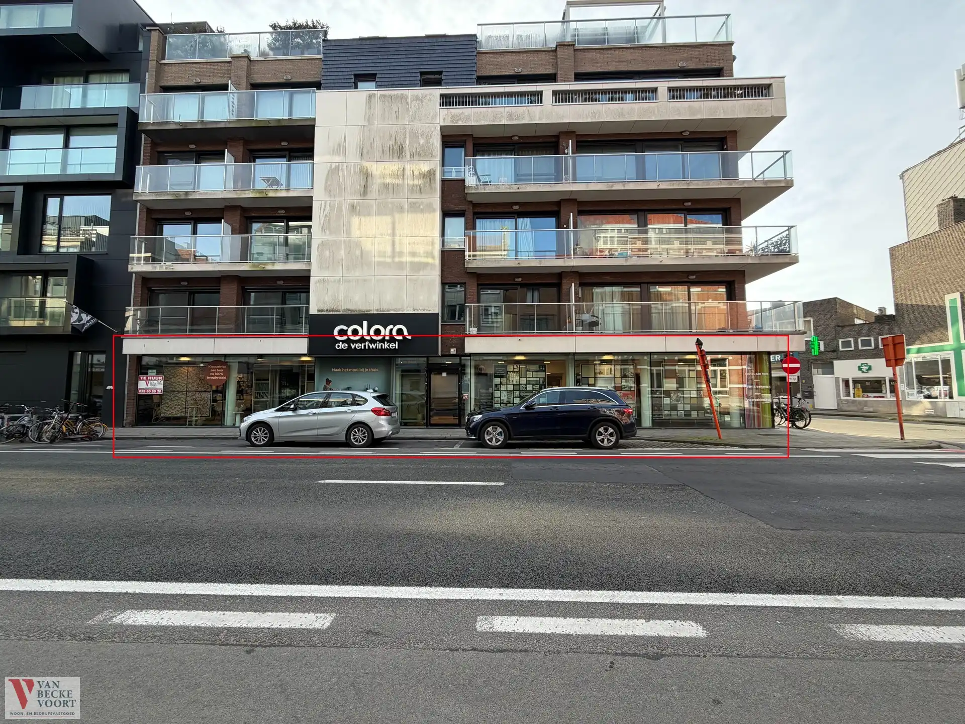 Handelsgelijkvloers 241m² in de Gouden Driehoek foto {{pictureIndex}}