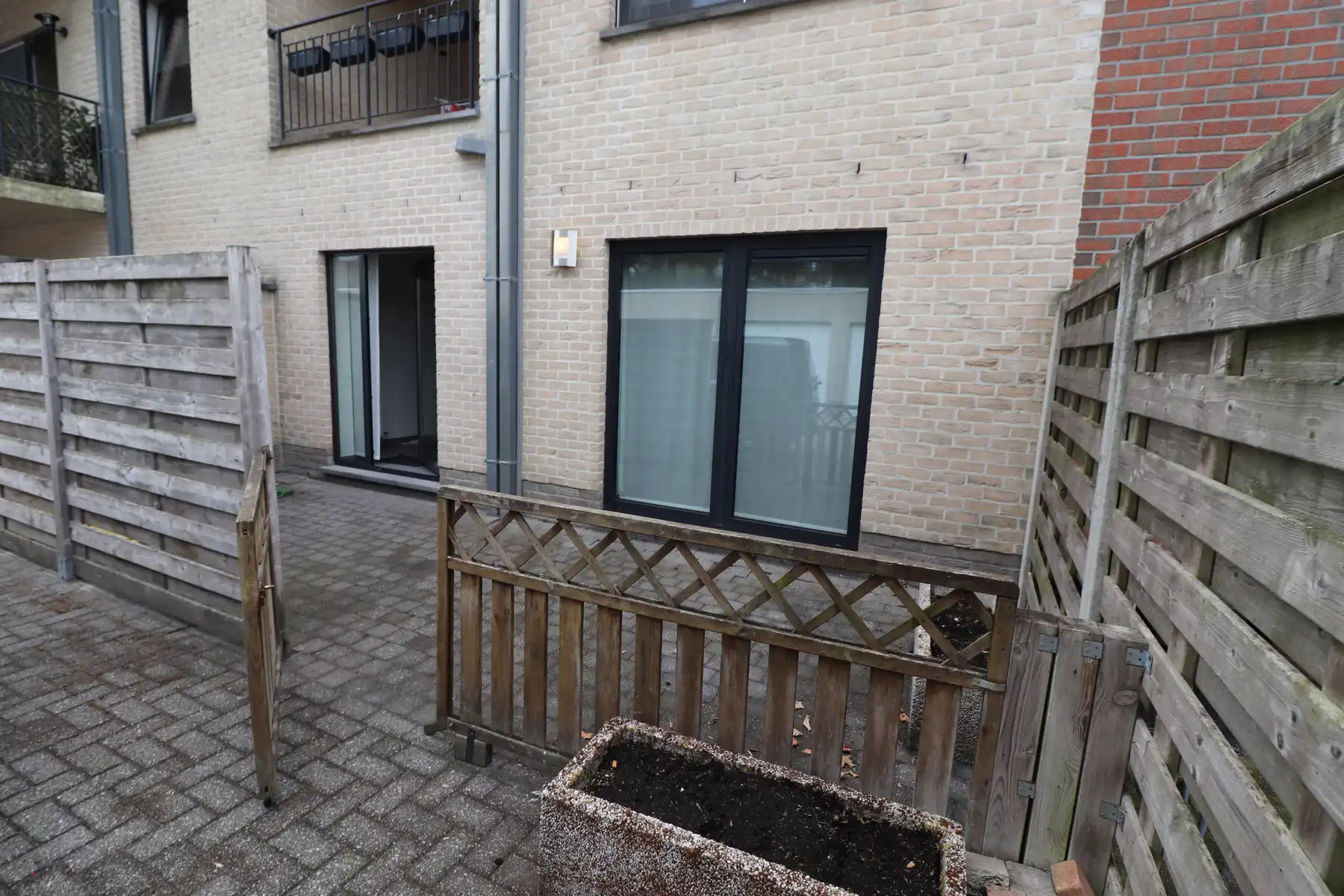 Gelijkvloers 2-slaapkamerappartement met terras en garage. foto 20