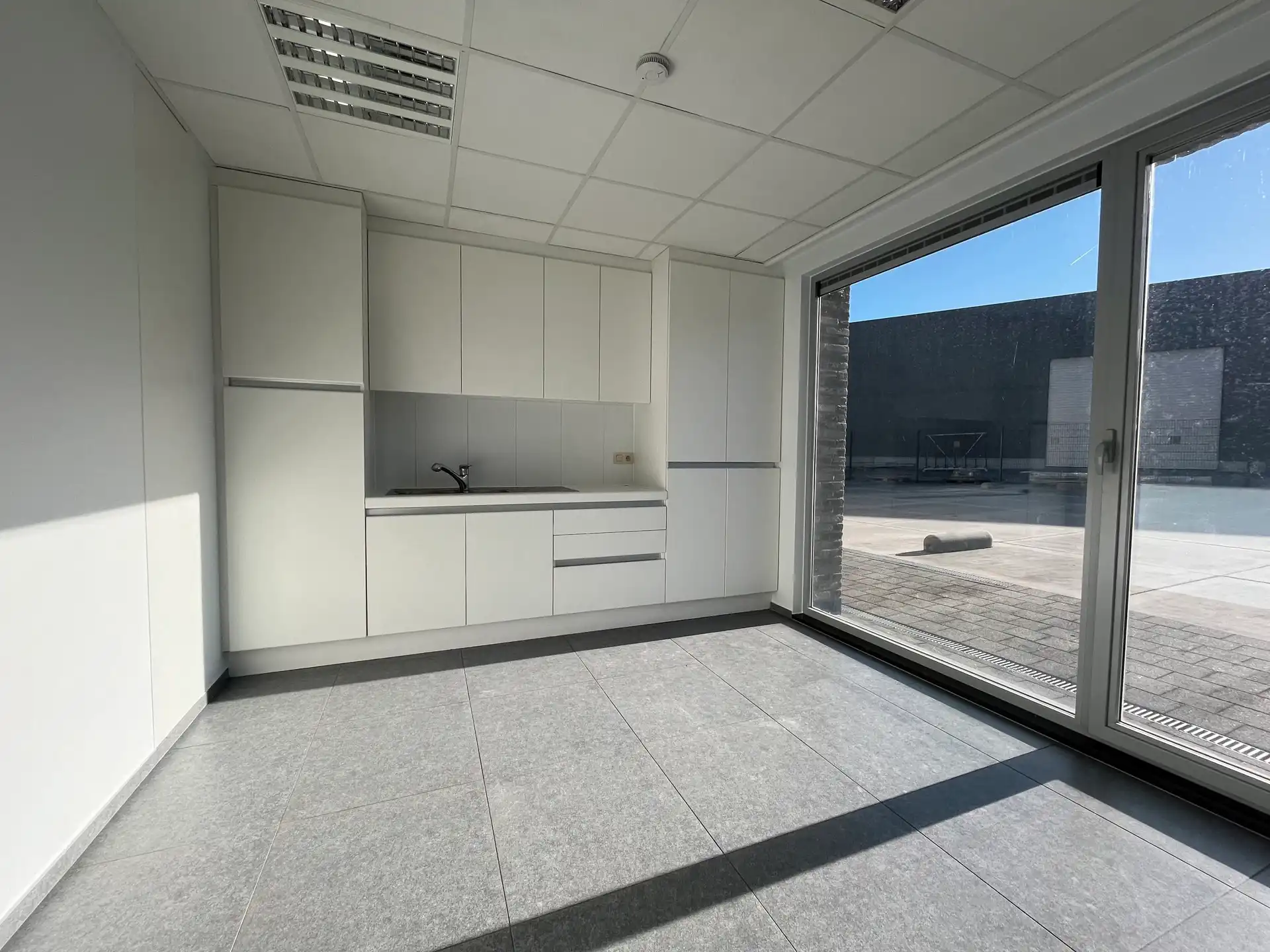 RUIME HANDELS/KANTOORRUIMTE TE HUUR IN TERNAT foto 11