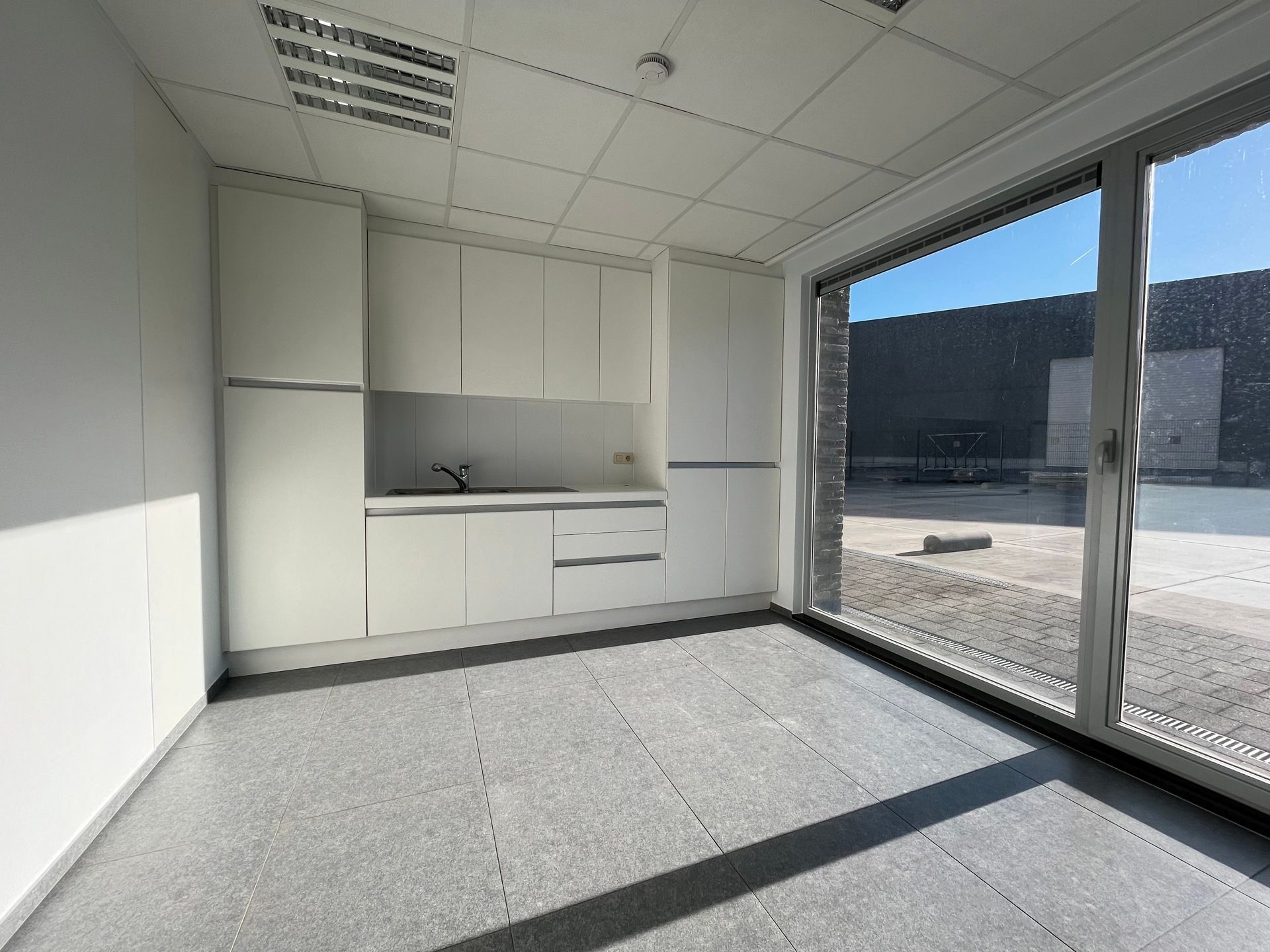 RUIME HANDELS/KANTOORRUIMTE TE HUUR IN TERNAT foto 11