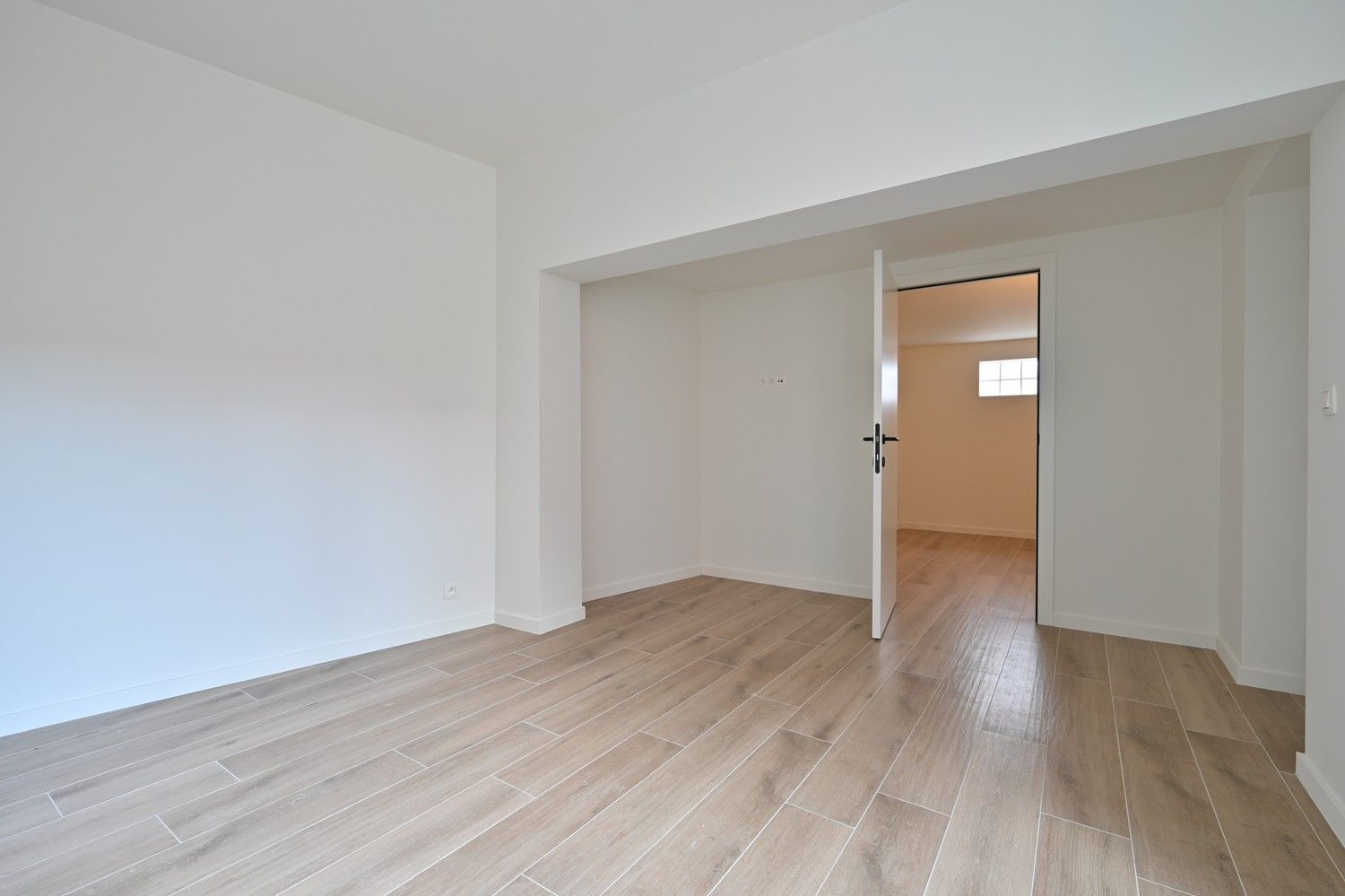 Instapklaar, volledig gemoderniseerd gelijkvloers-appartement met 2 slaapkamers en met een privé terras (14 m²), op slechts 150m van de Grote Markt van Sint-Truiden. foto 11