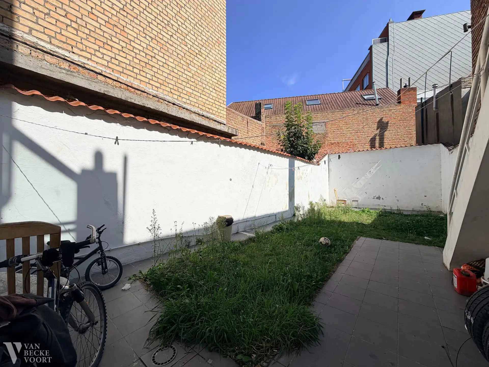 Handelsgelijkvloers met woonst en tuin foto 7
