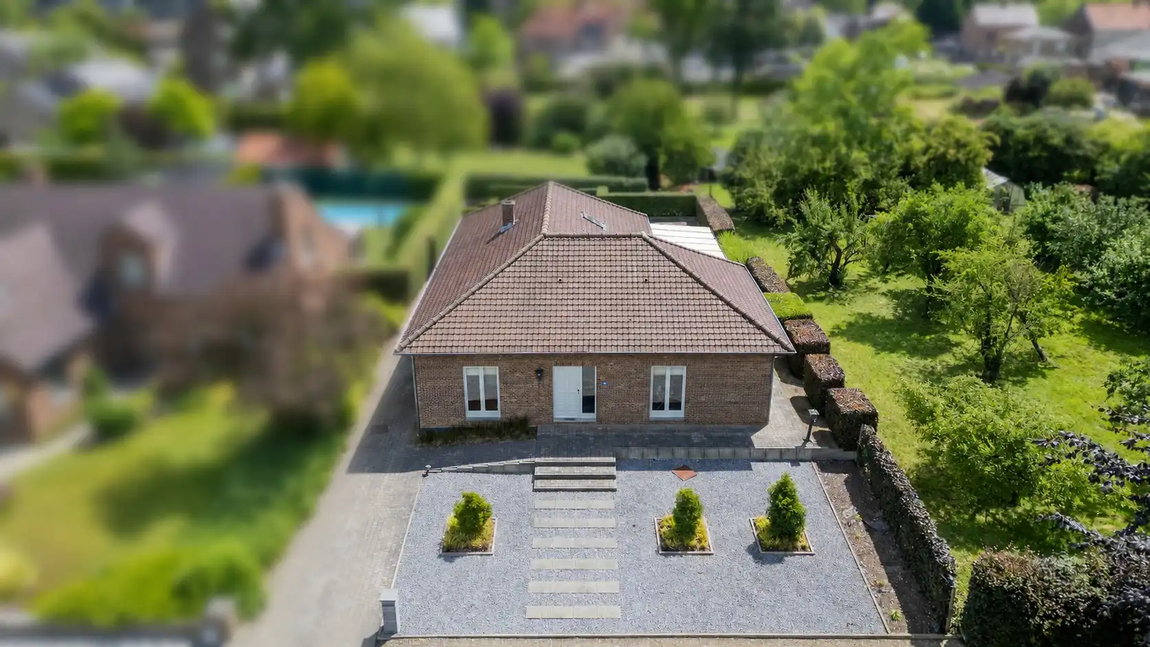 Ruime vrijstaande woning op een prachtig perceel van 746 m² in Rekem foto 3