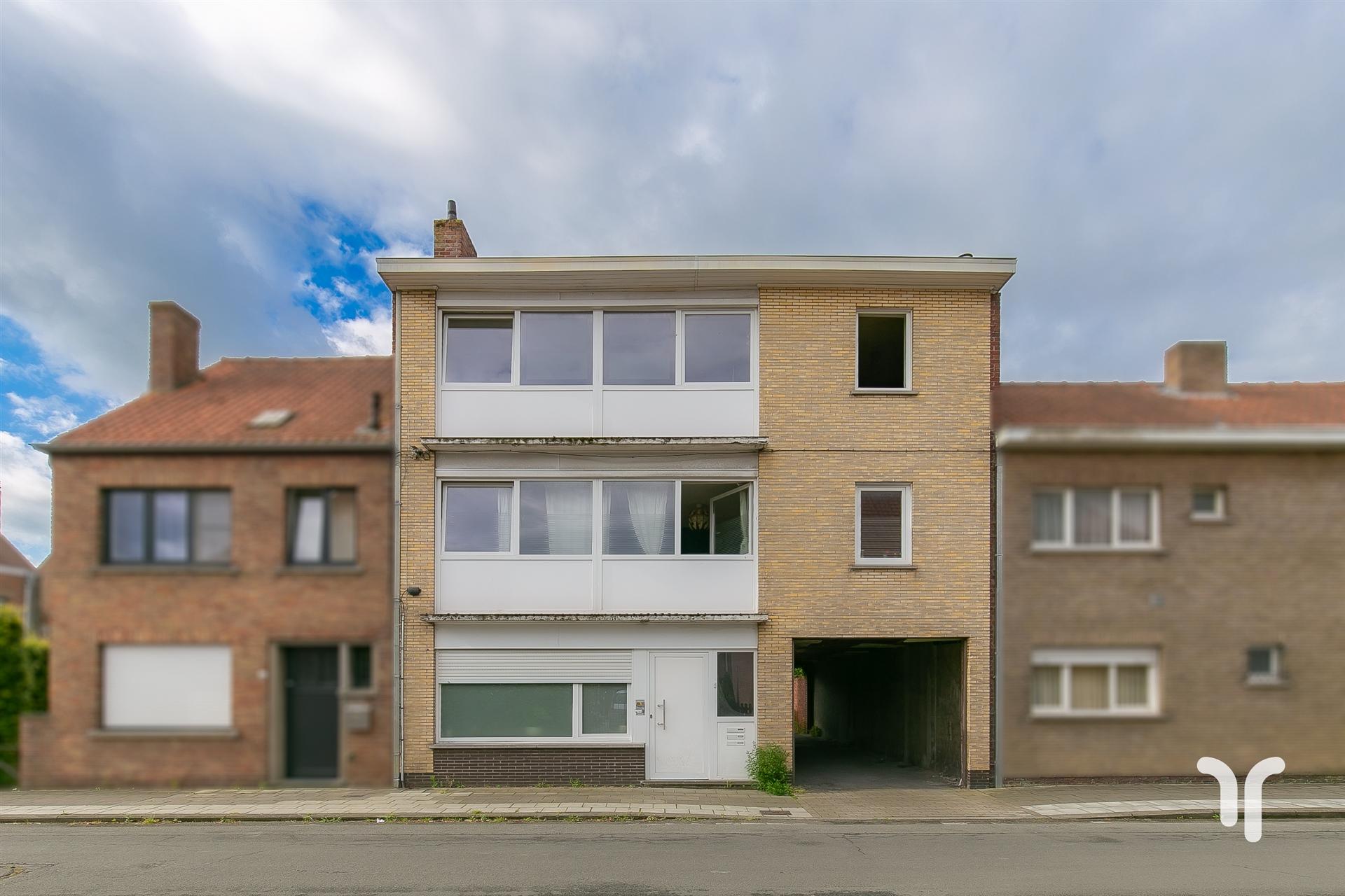 Verder af te werken opbrengsteigendom met 3 entiteiten foto {{pictureIndex}}
