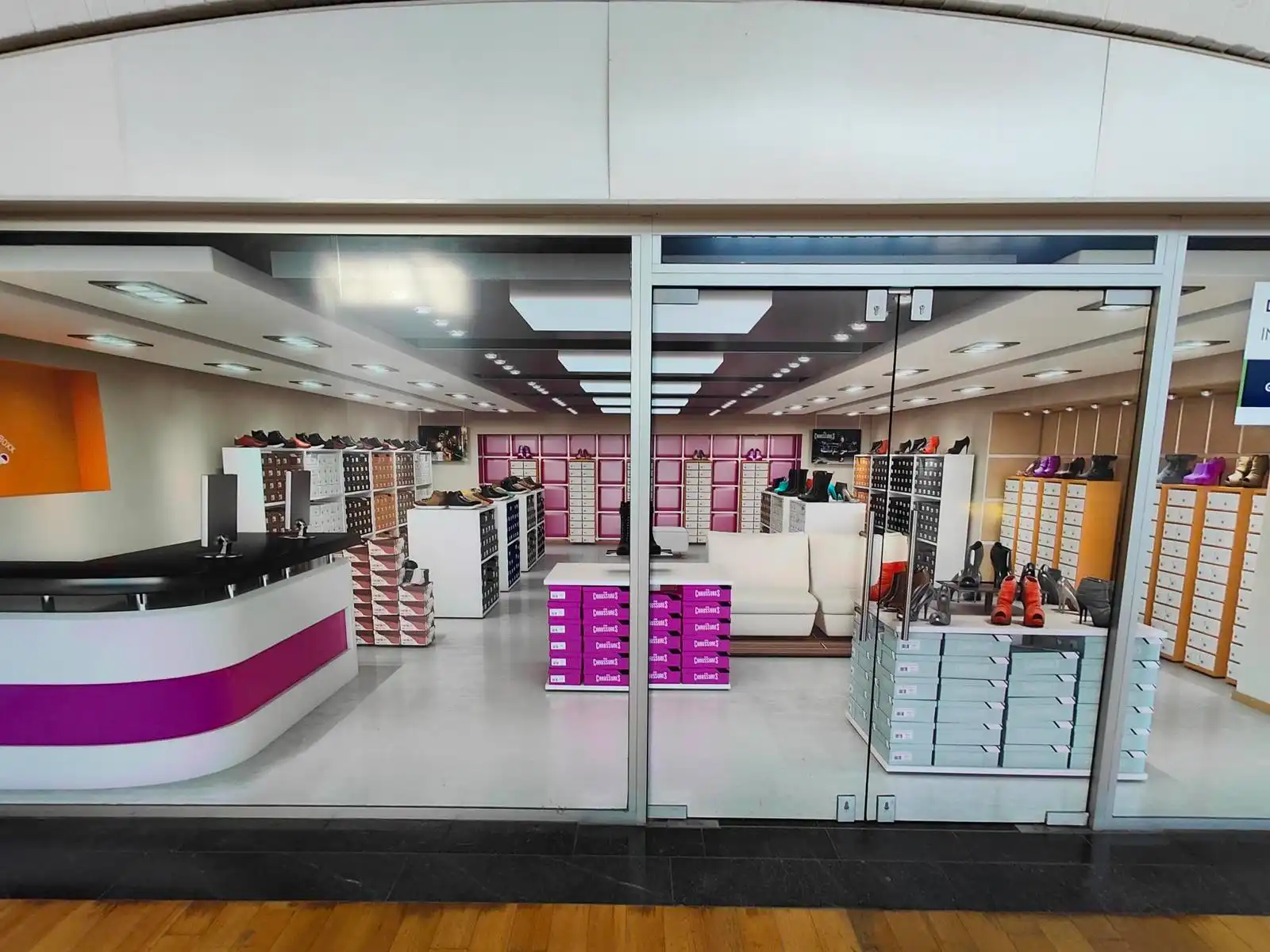 Shopping Center den Tir foto 2