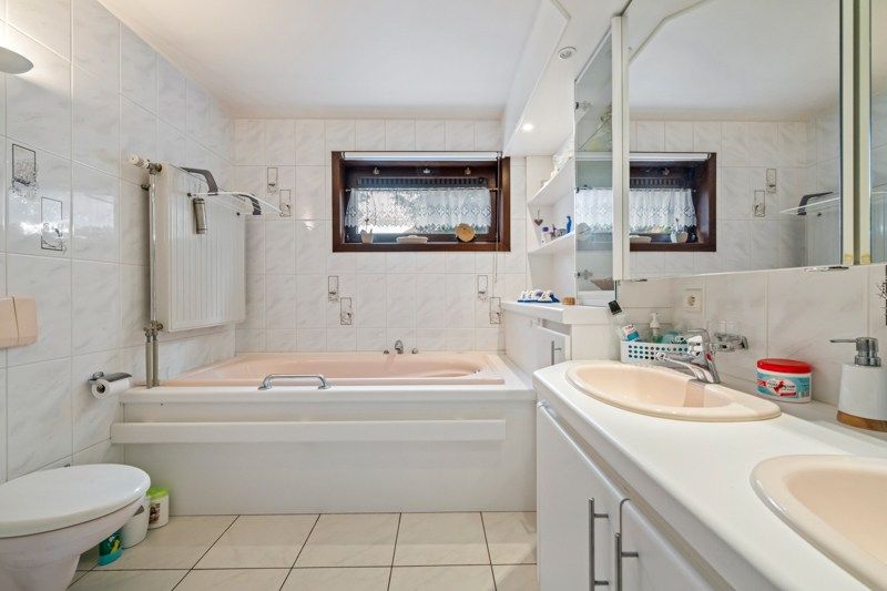 Charmante woning op hoekperceel van 551 ca met veel potentieel foto 10
