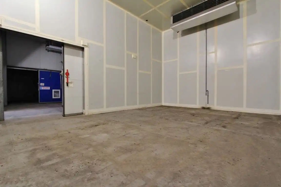 Ruime stockageruimte met frigoloodsen foto 21