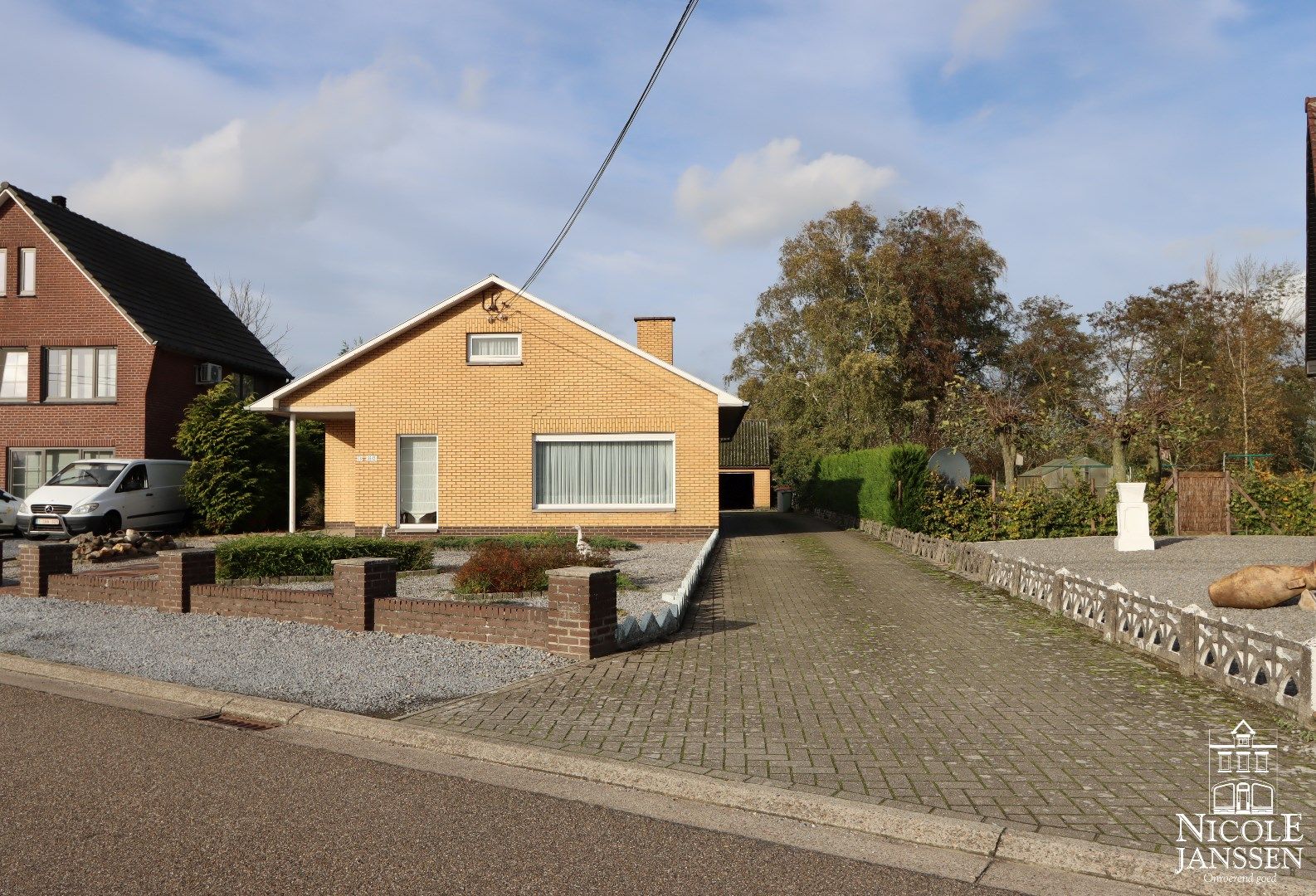 Praktische gelijkvloerse woning met tuin en dubbele garage foto 1