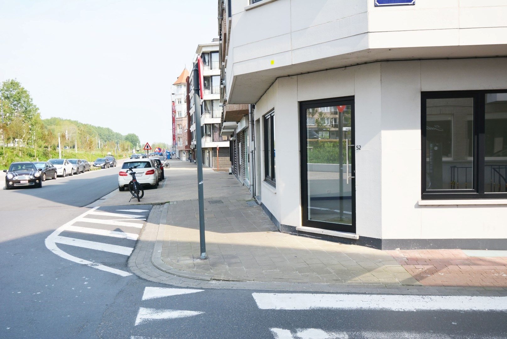 Ruim winkelpand op commerciële topligging aan het Heldenplein in Heist foto 18