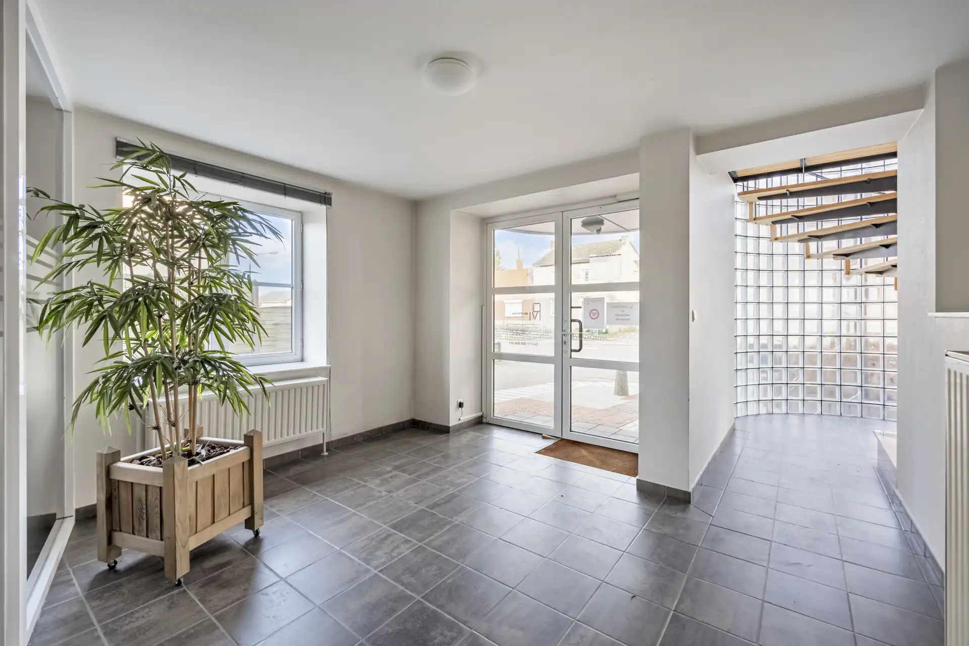 GEBOUW BESTAANDE UIT APP, 3 KANTOORVLOEREN & WERKPLAATS TE BILZEN. foto 2