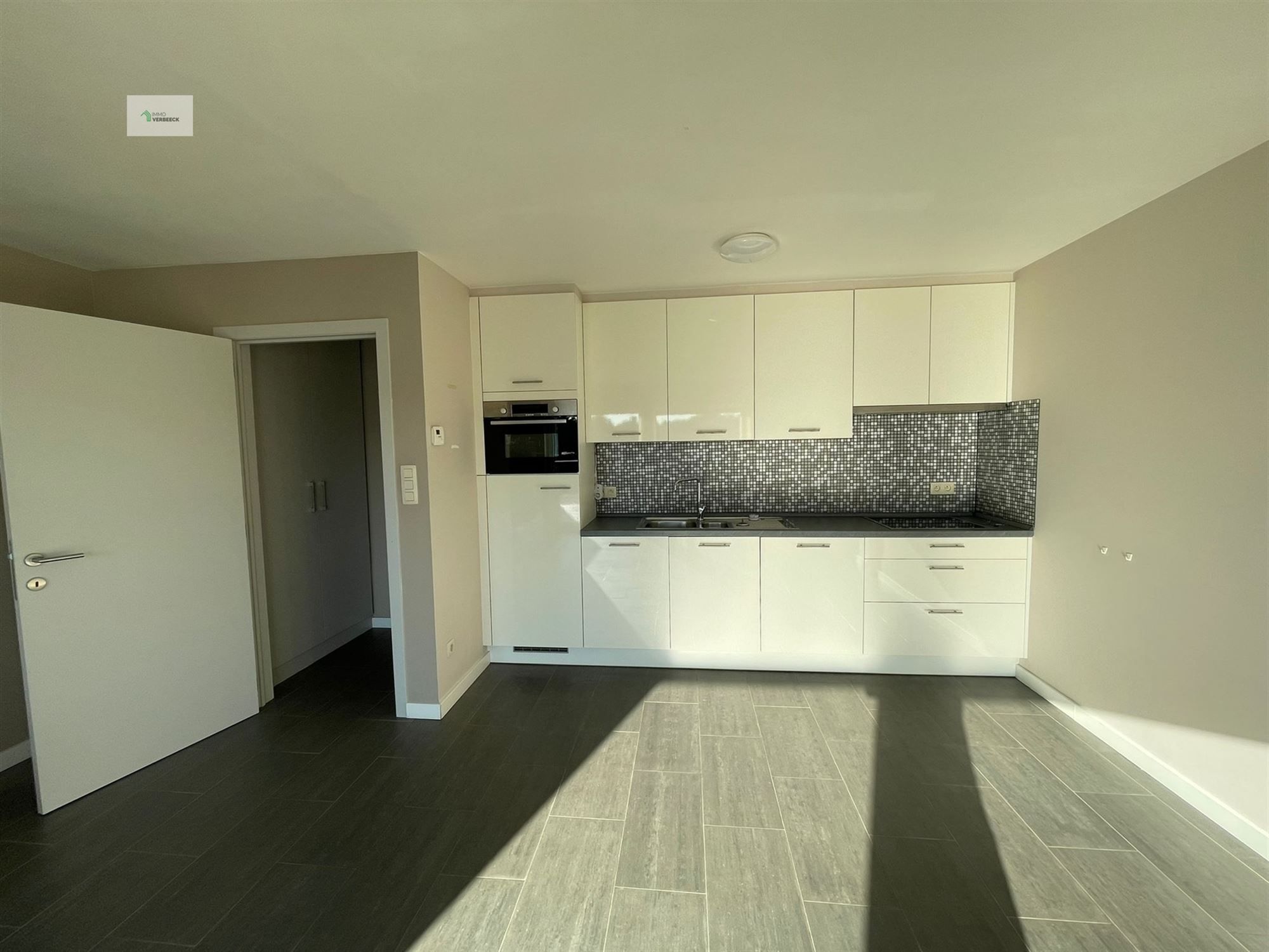 Instapklaar één slaapkamer appartement met afgesloten garage foto 3
