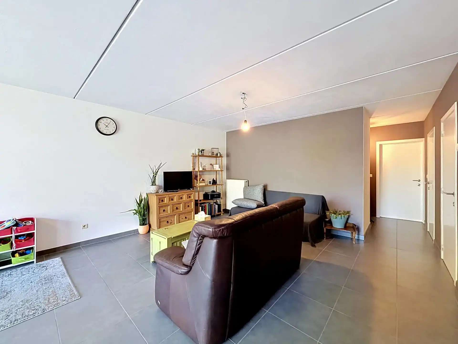 Ruim appartement met 2 slaapkamers, groot terras en staanplaats. foto 3