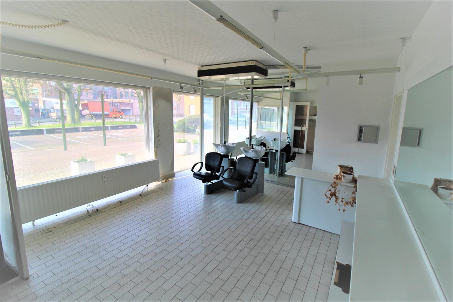 immo DAVID stelt voor: handelspand + garagebox + 4 staanpl. foto 2