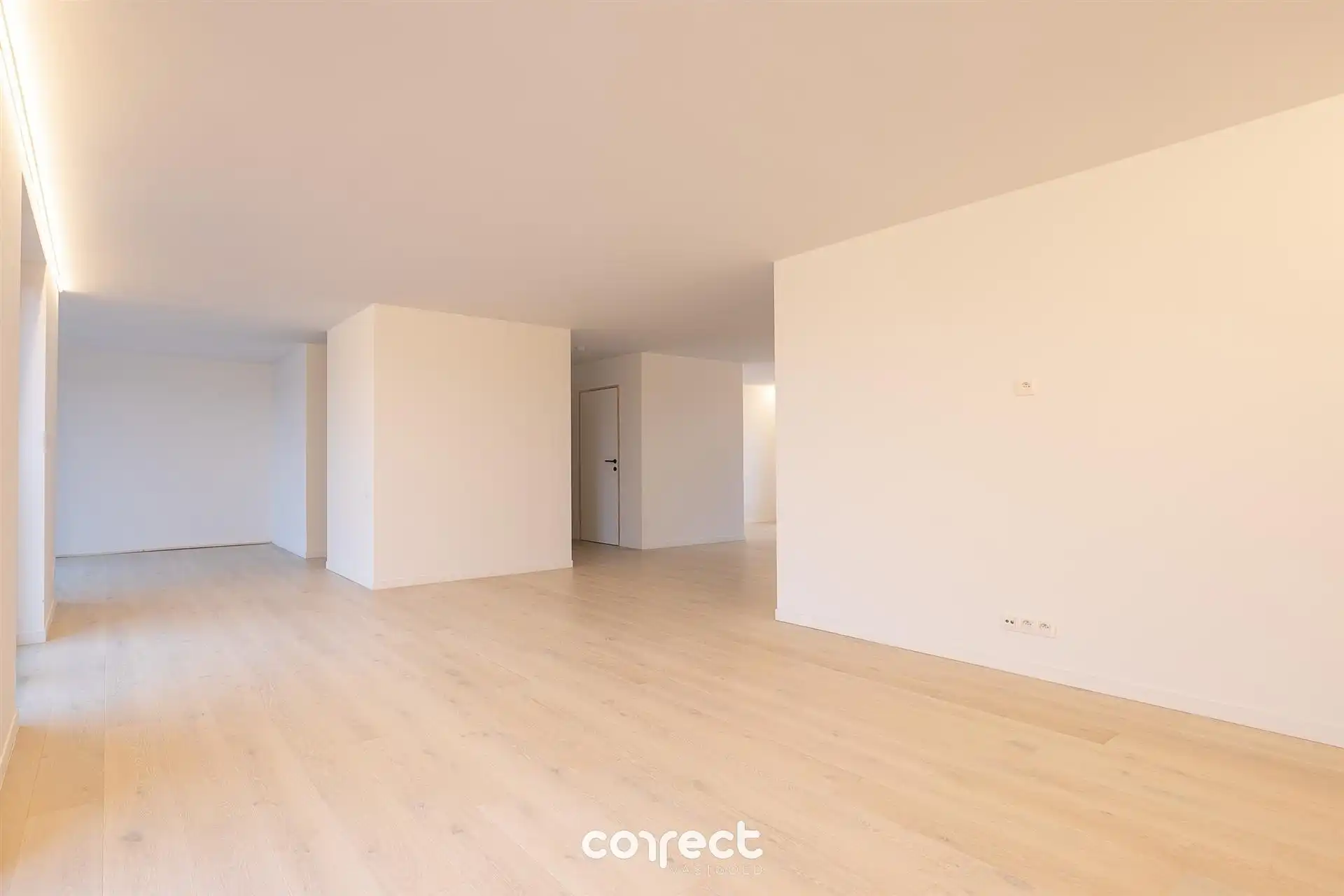 Uitzonderlijk penthouse op de rand van de Brugse binnenstad.  foto {{pictureIndex}}