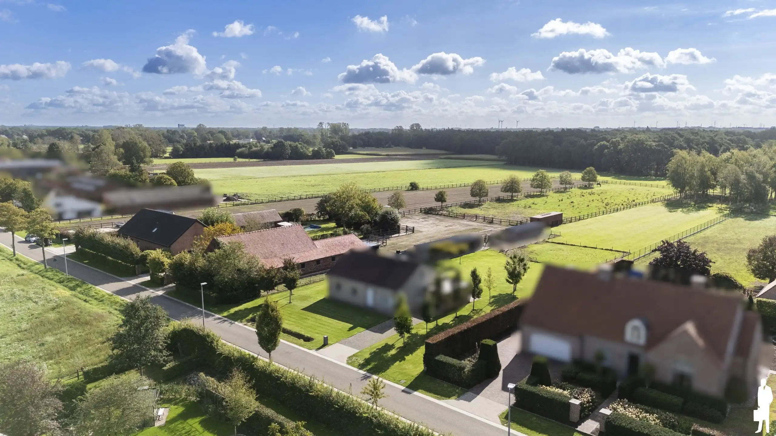 Uitzonderlijk gelegen paardeneigendom op ca. 2 hectare foto {{pictureIndex}}