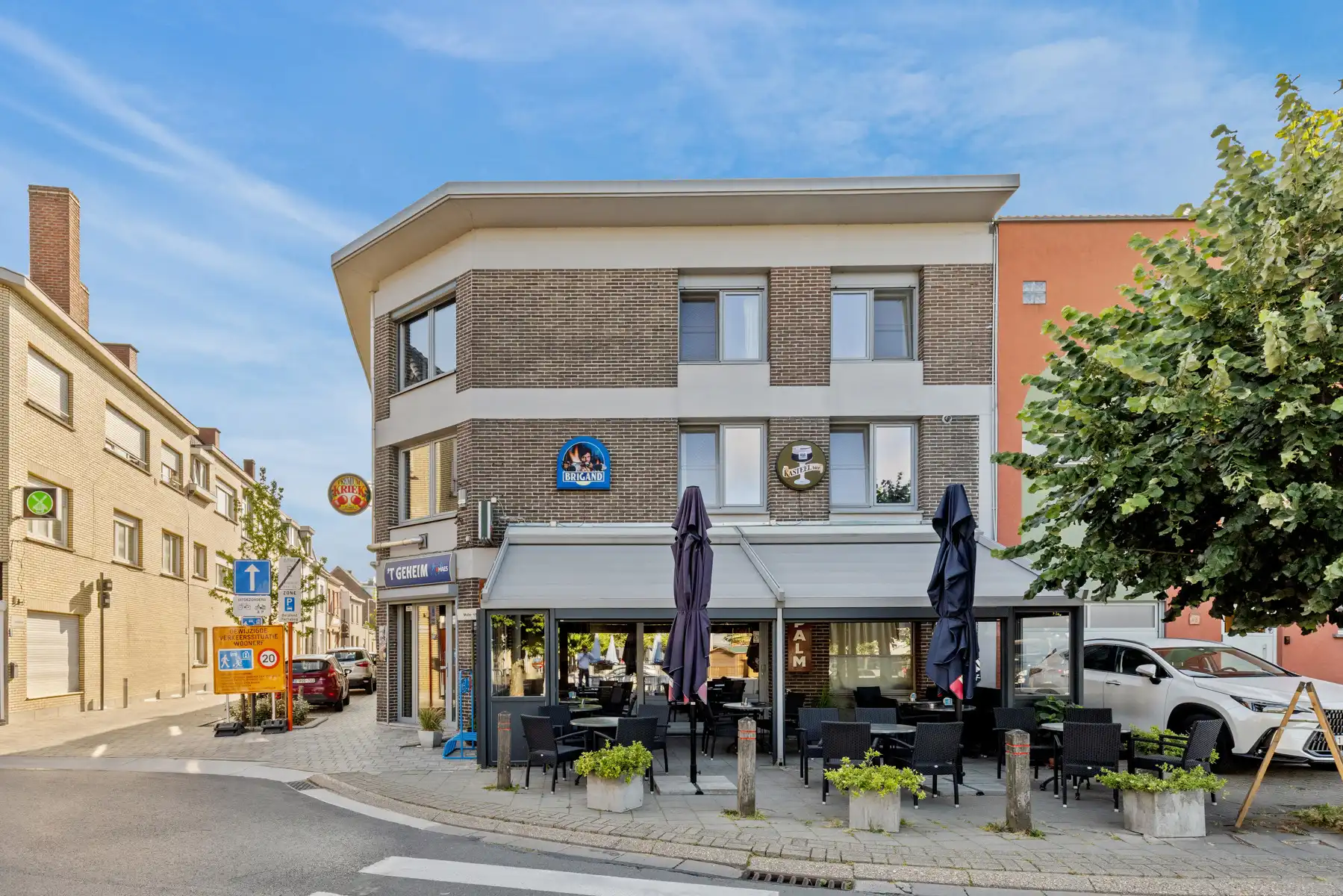 Handelsruimte met appartement op strategische ligging foto {{pictureIndex}}