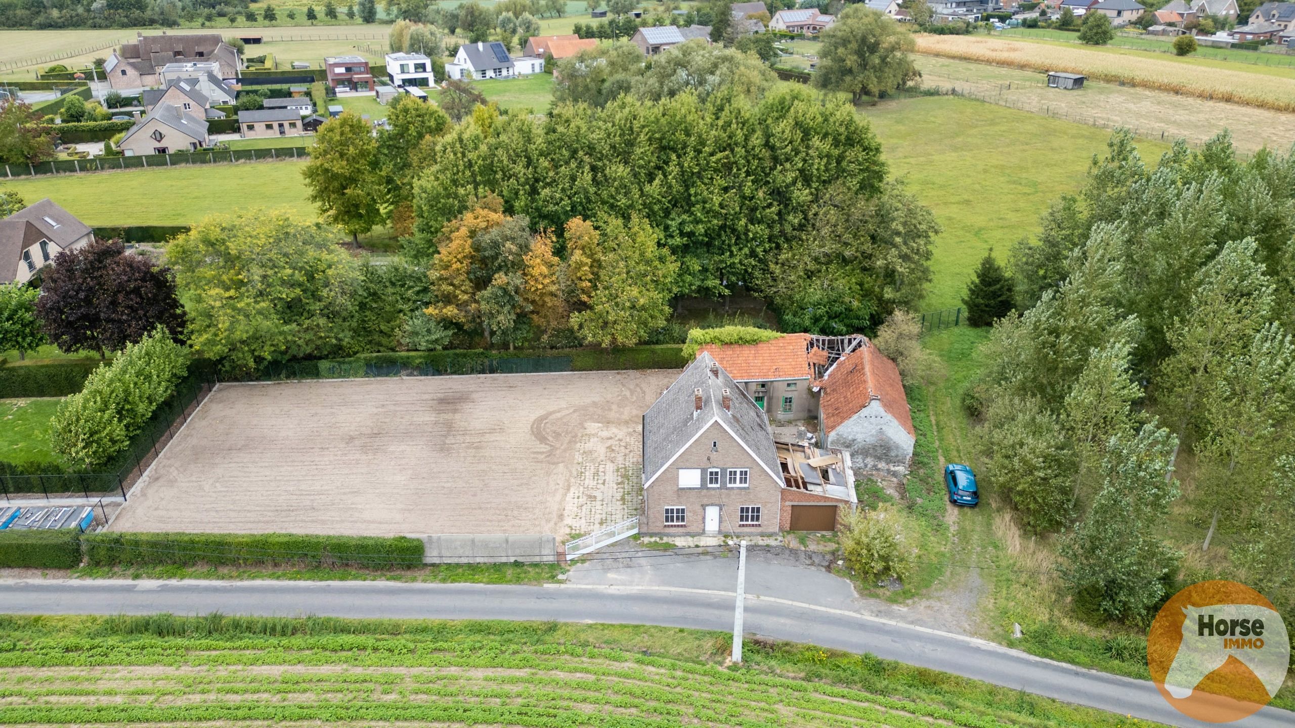 OOSTERZELE - Landelijk gelegen woning met stallen, weides  foto 2