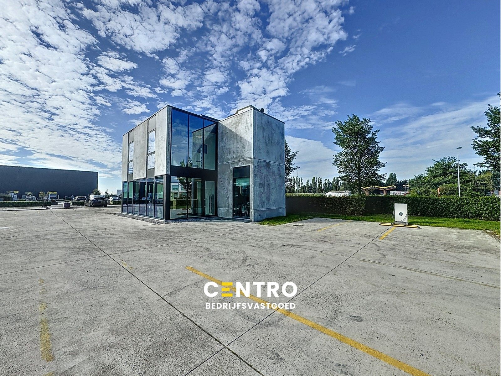 Splinternieuwe (° 2023) PLUG & PLAY kantoorruimte (20m²) met alle randaccommodatie te Oostende (naast de afrit "Zandvoorde". foto {{pictureIndex}}
