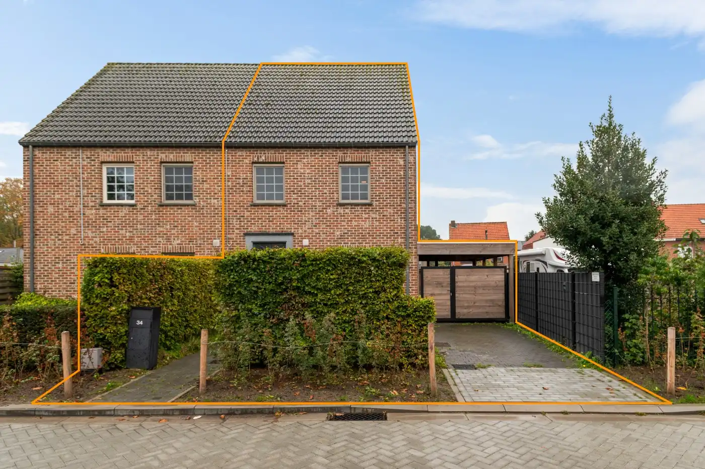 Instapklare, energiezuinige HOB met 4 slpk., carport en groene tuin foto {{pictureIndex}}