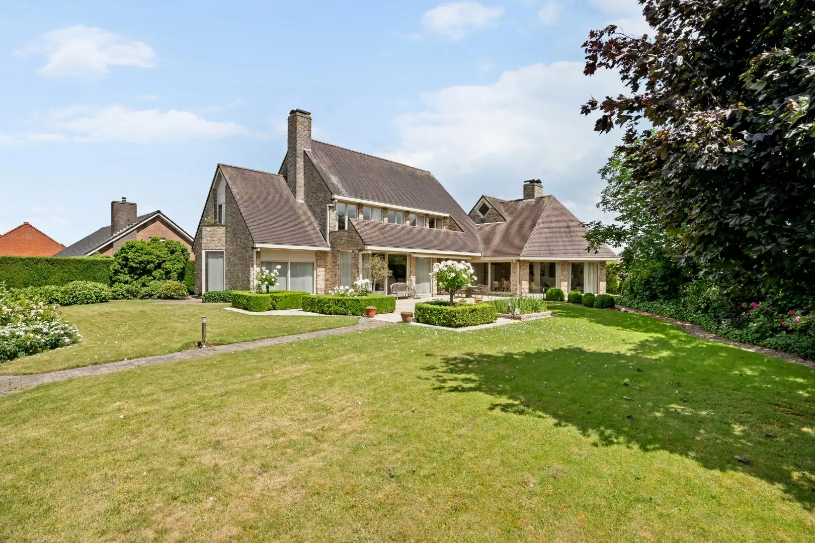 Villa met 5 slaapkamers, dubbele garage, carport en verzorgde tuin in Westrozebeke foto {{pictureIndex}}