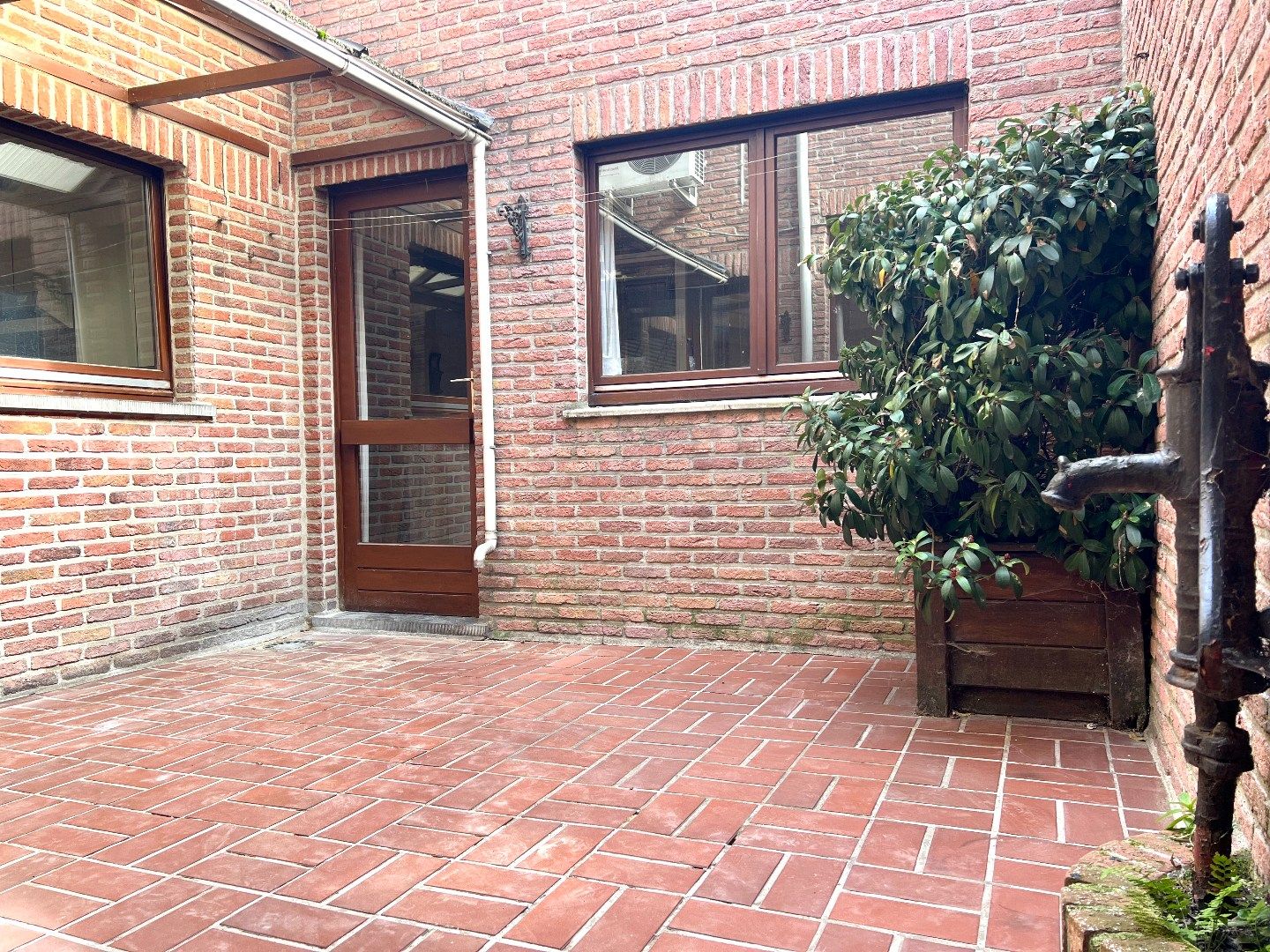 Ruime brede gezinswoning met garage te koop te Harelbeke! foto 21