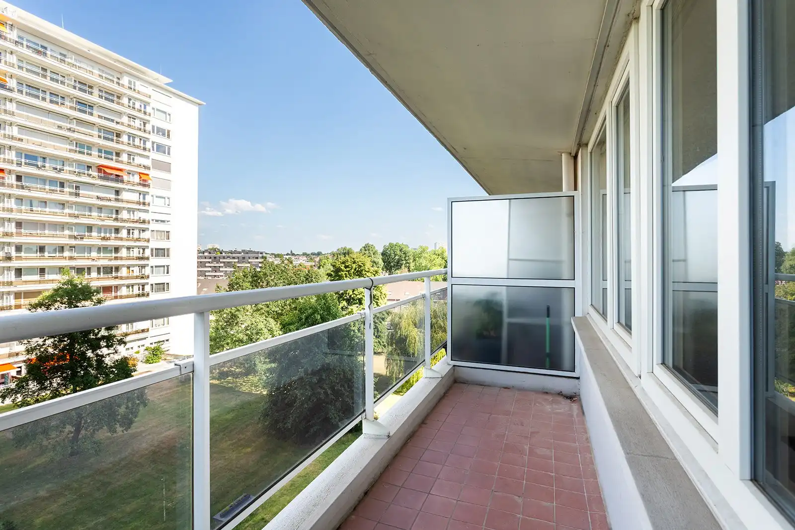 Ruim appartement met 2 slaapkamers, 2 terrassen en garage foto 17