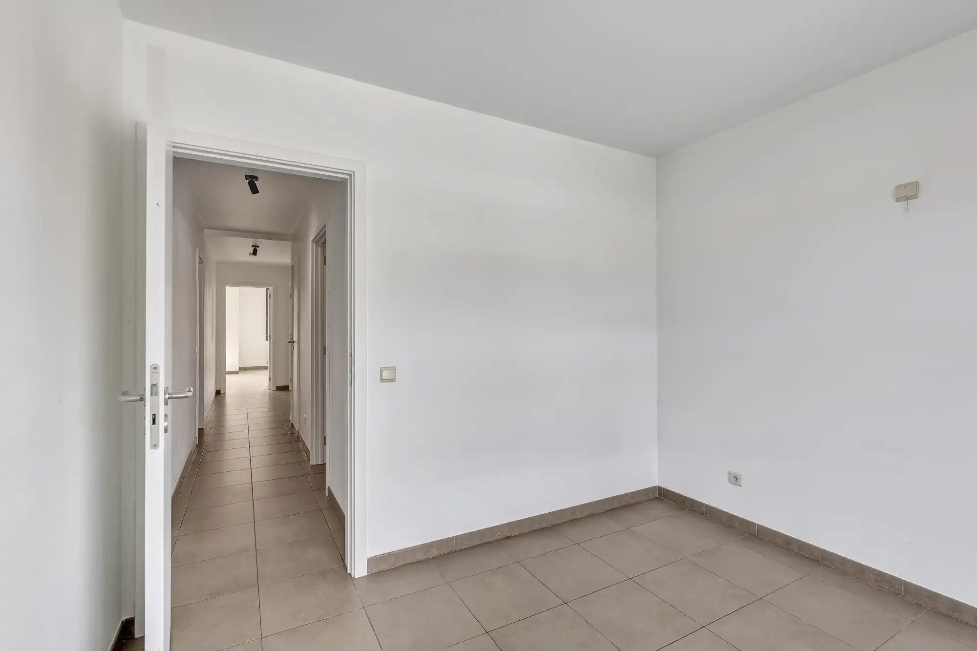 Ruim, instapklaar appartement met terras en autostaanplaats foto 11