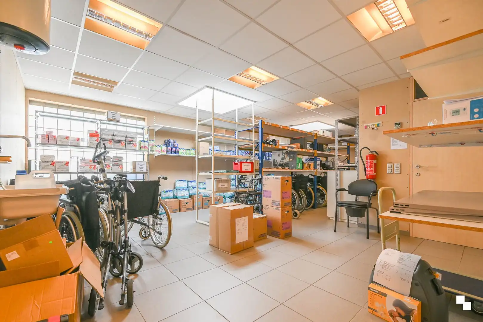Deels ingerichte handelsruimte op toplocatie te Sint-Andries foto 15