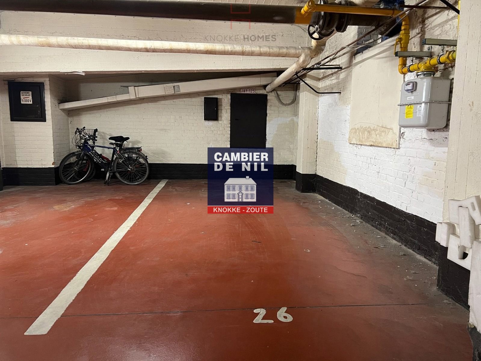 Ruime parkeerplaats nabij de Zeedijk  foto 2