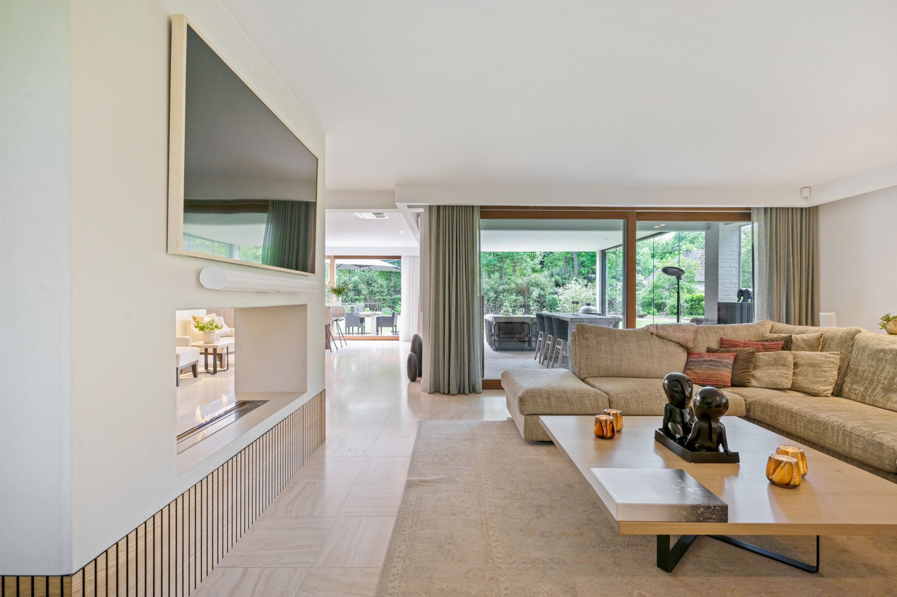 Residentiëel gelegen gelijkvloerse villa op ca. 3.008 m². foto 6