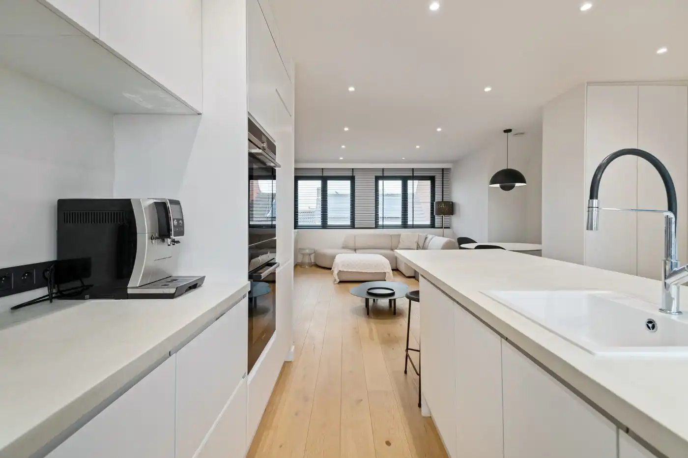 Stijlvol app. op 2e verd. met 2 slpk., groot terras en autostaanplaats foto 9