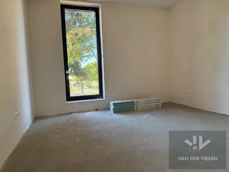 Ruime half open BEN-woning met 4 slaapkamers en inpandige garage te bewonderen in het gezellige Kermt. foto 12