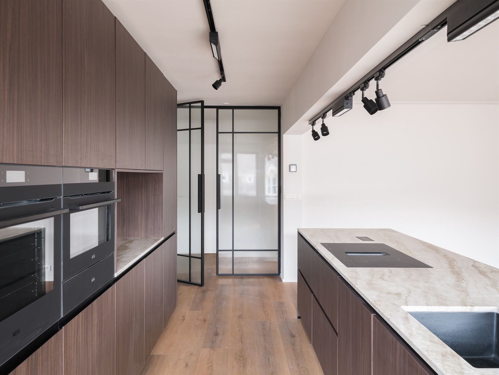 Volledig gerenoveerd appartement met hoogwaardige afwerking op topligging in Gent. foto 2