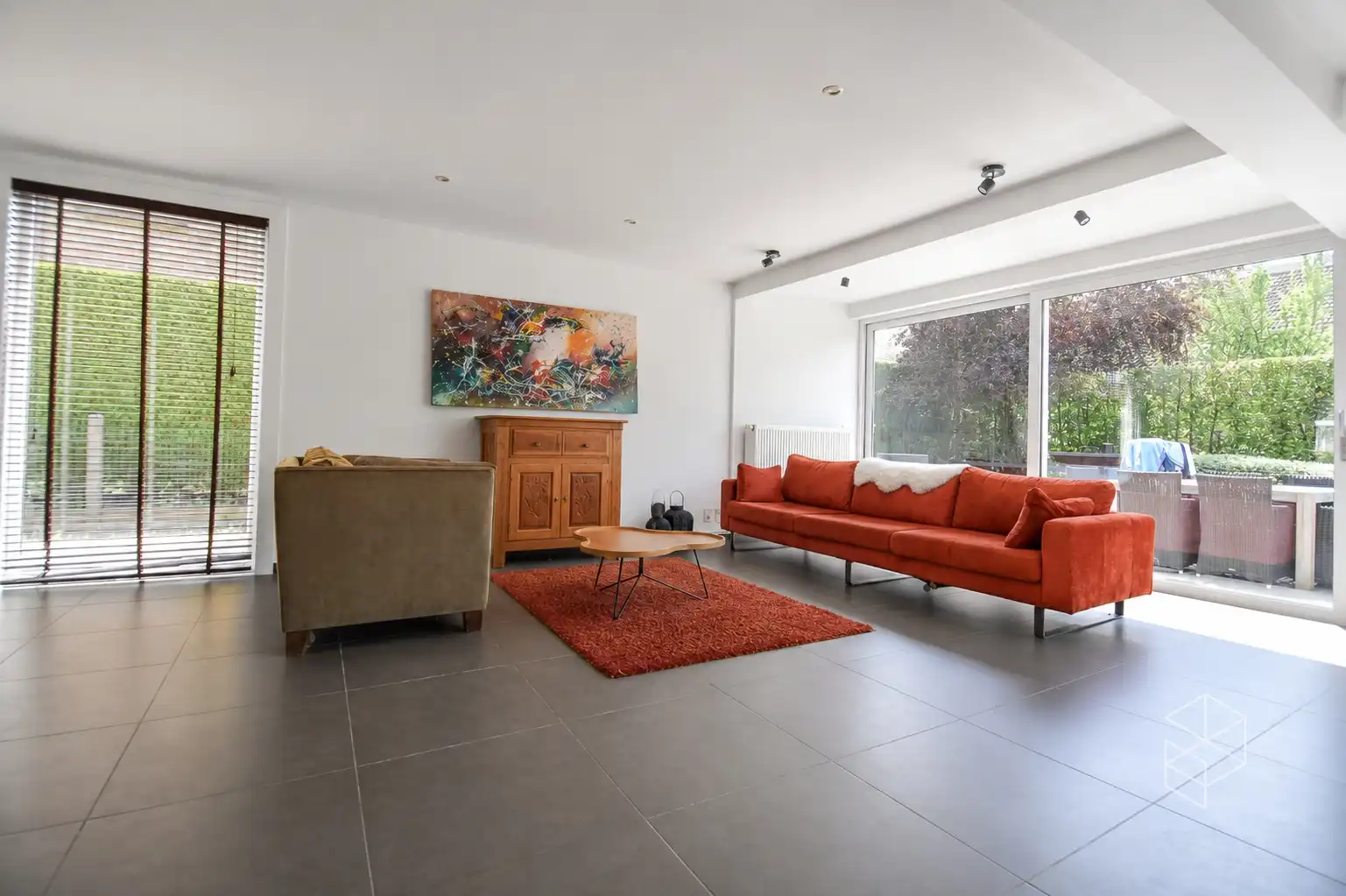 GROTE (254m²) instapklare gezinswoning met 4 slaapkamers, zwembad en poolhouse foto 12