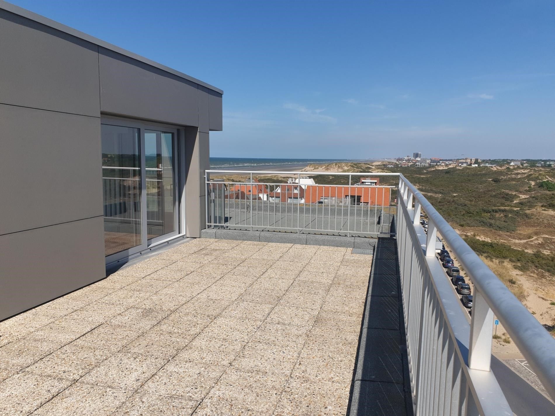 Hoofdfoto van de publicatie: PRACHTIG PENTHOUSE  APPARTEMENT MET PANORAMISCH ZEEZICHT / PENTHOUSE APPARTEMENT AVEC VUE PANORAMIQUE SUR MER ET DUNES