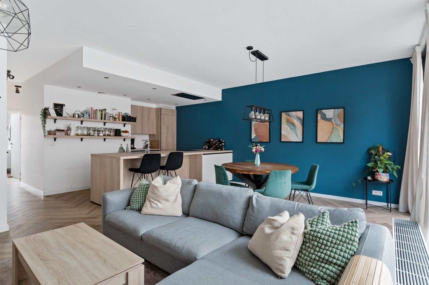 Ruim en recent 2 slaapkamer appartement te koop op 'den Dam'! foto {{pictureIndex}}