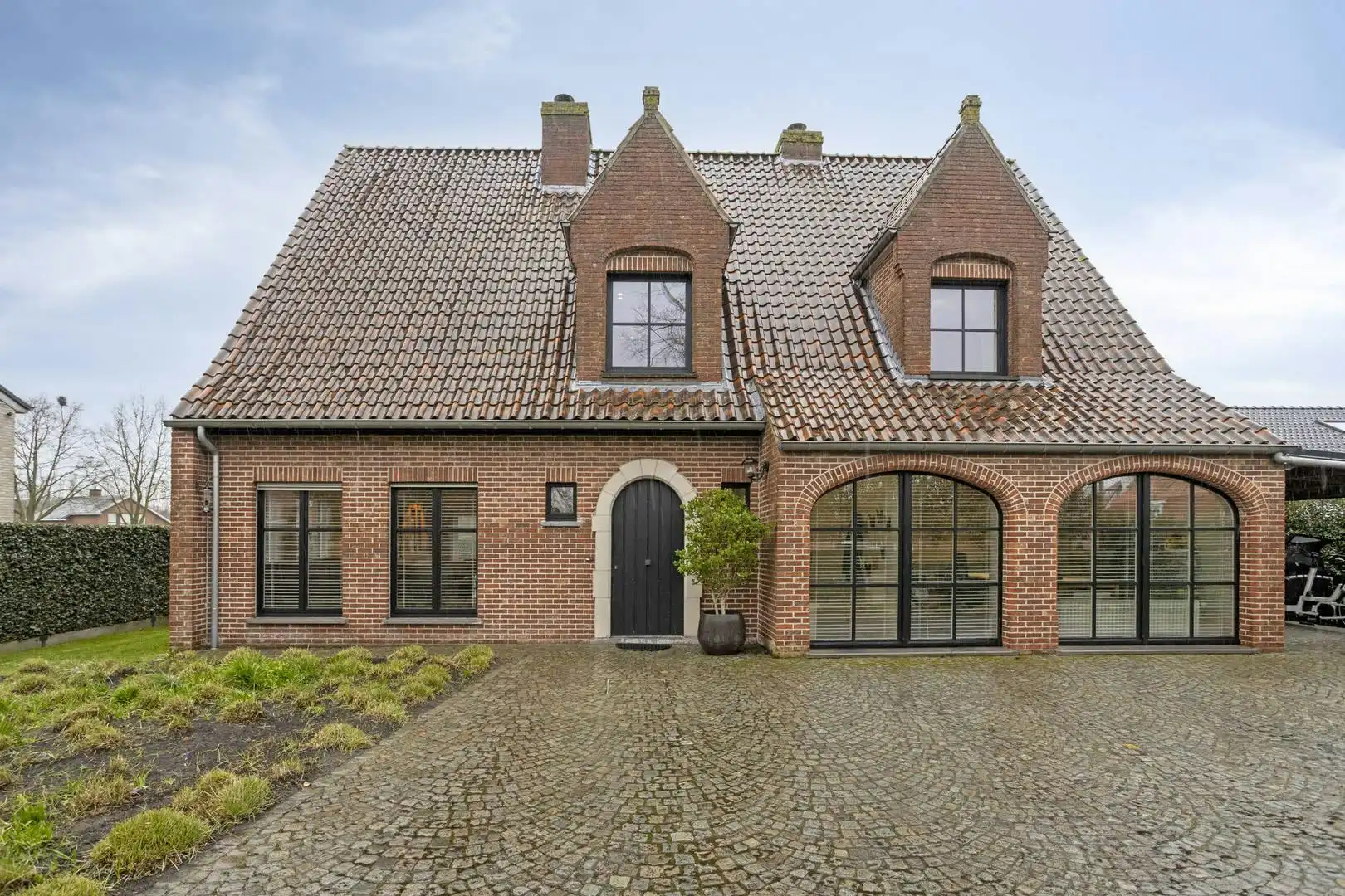 Ruim huis met 5 slaapkamers en 1.100m² grond te Sijsele foto 2