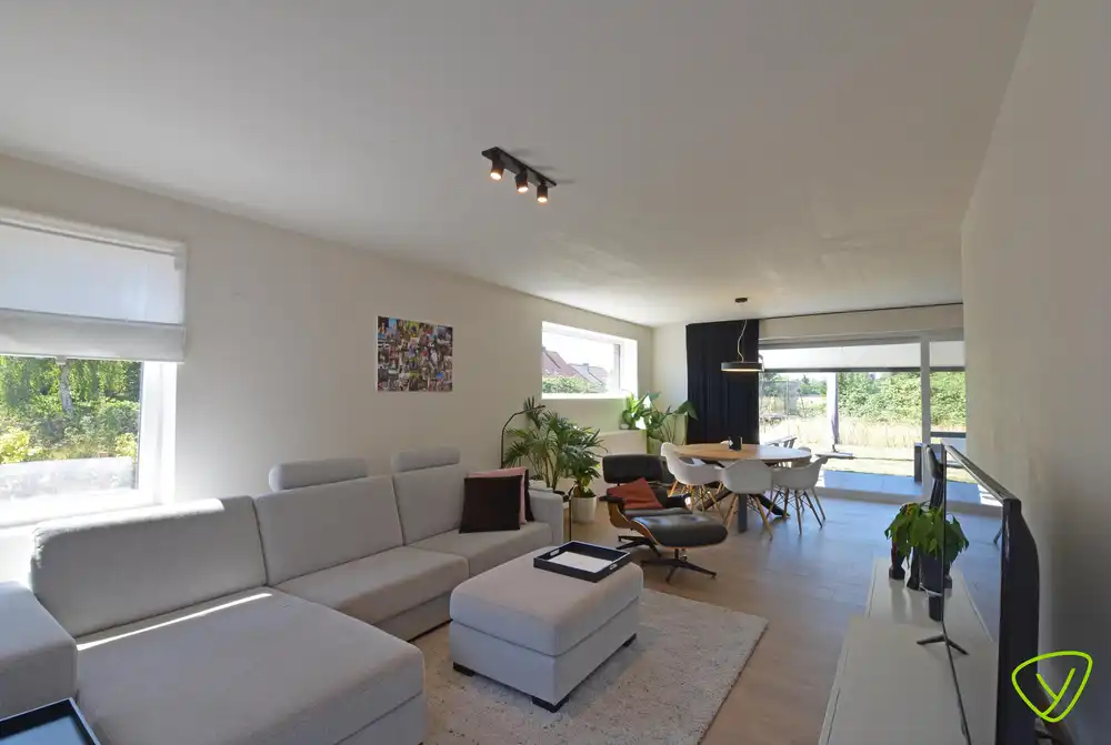 Prachtig afgewerkte woning te huur op een rustige locatie net buiten het centrum van Eeklo foto 2