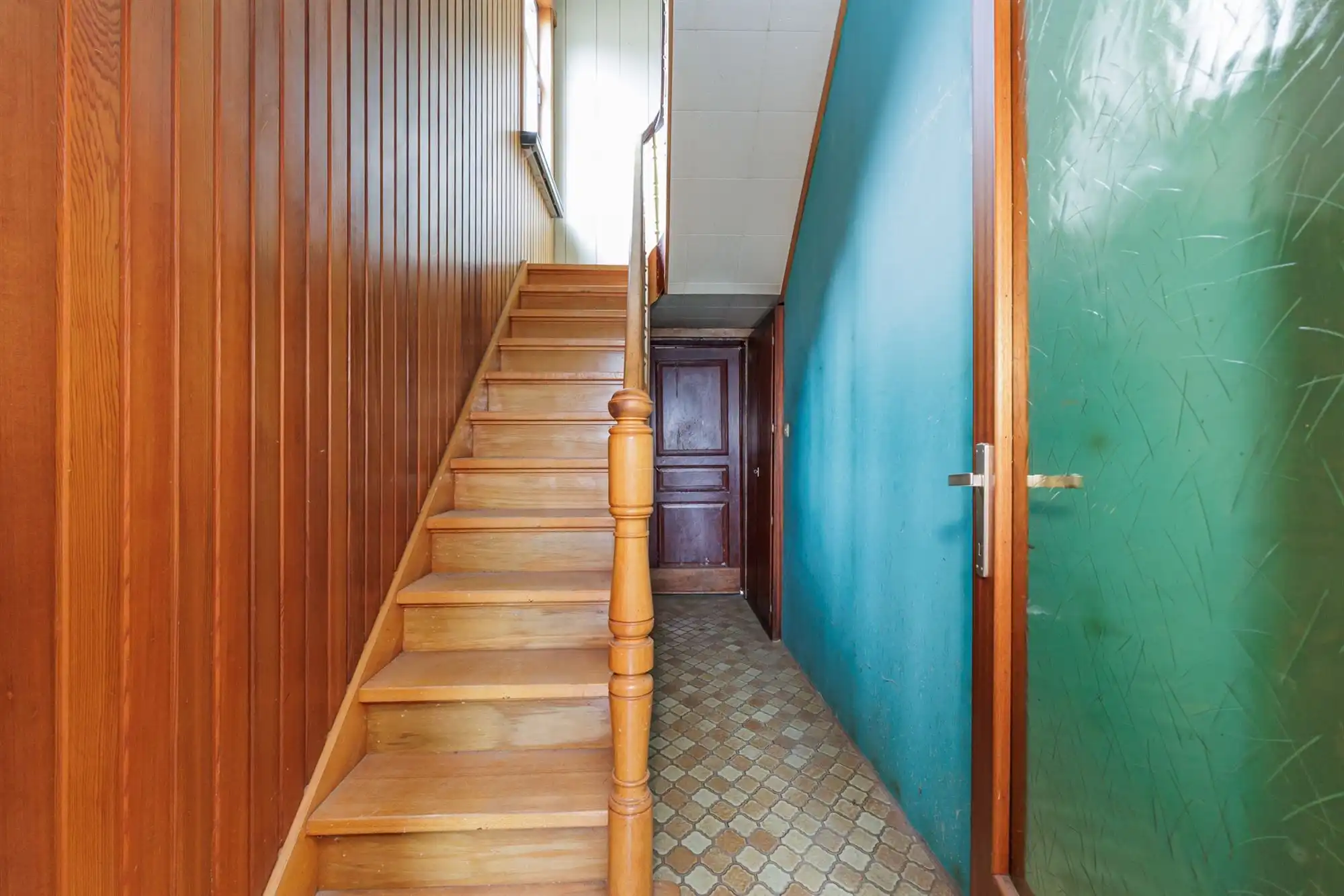 Te renoveren woning met garage, oprit en tuin foto 7