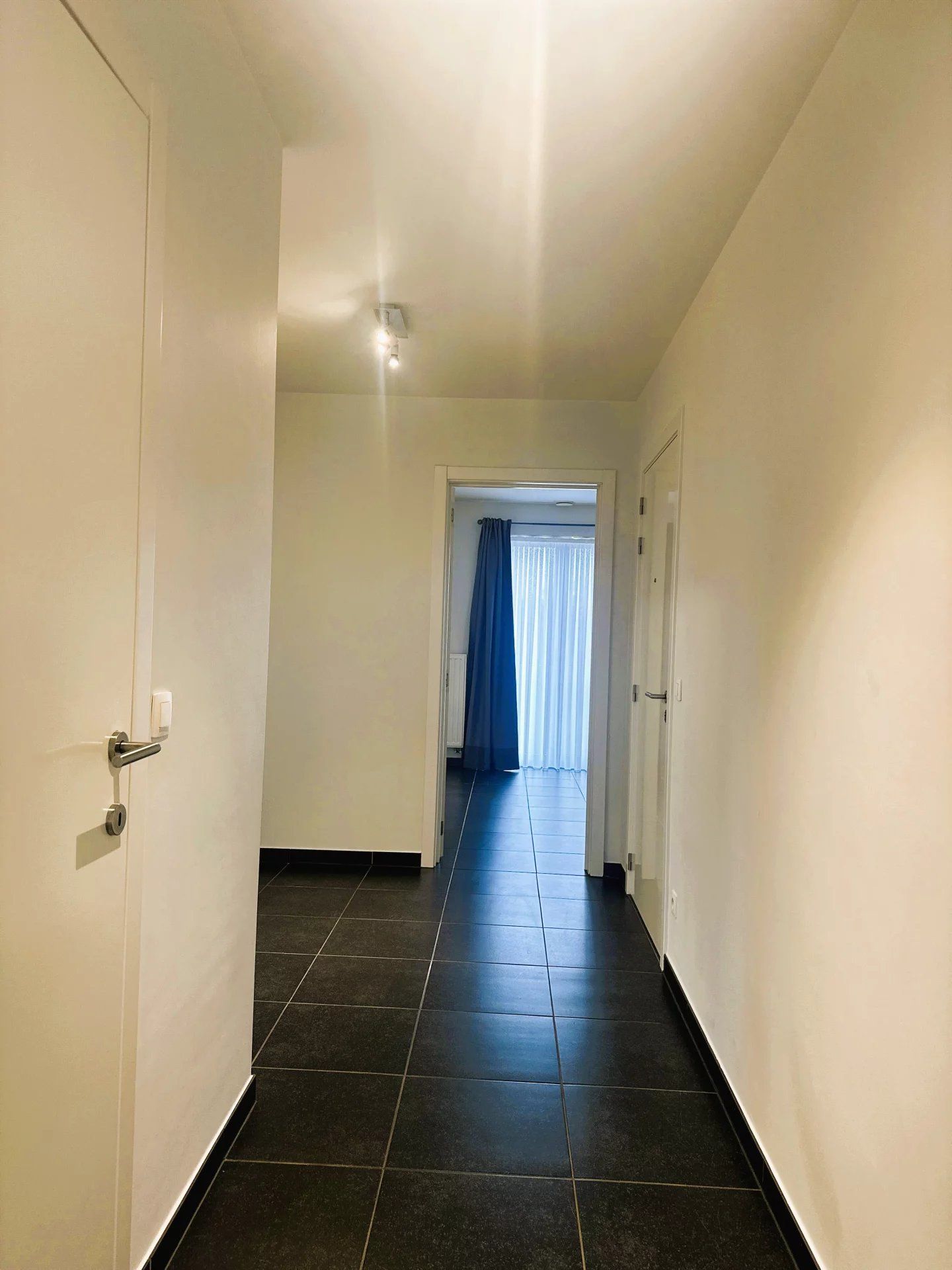 Zeer ruim instapklaar appartement met open uitzicht – 2 slpk – groot terras – garagebox + berging foto 13