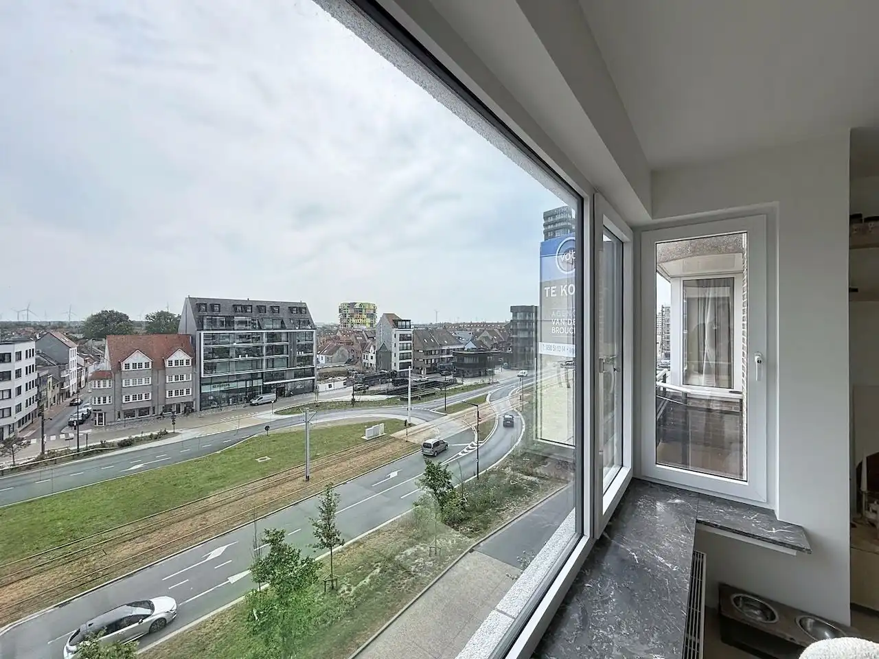 Compleet en smaakvol gerenoveerd één slaapkamer appartement met open zicht op de Graaf d'Ursellaan foto 4
