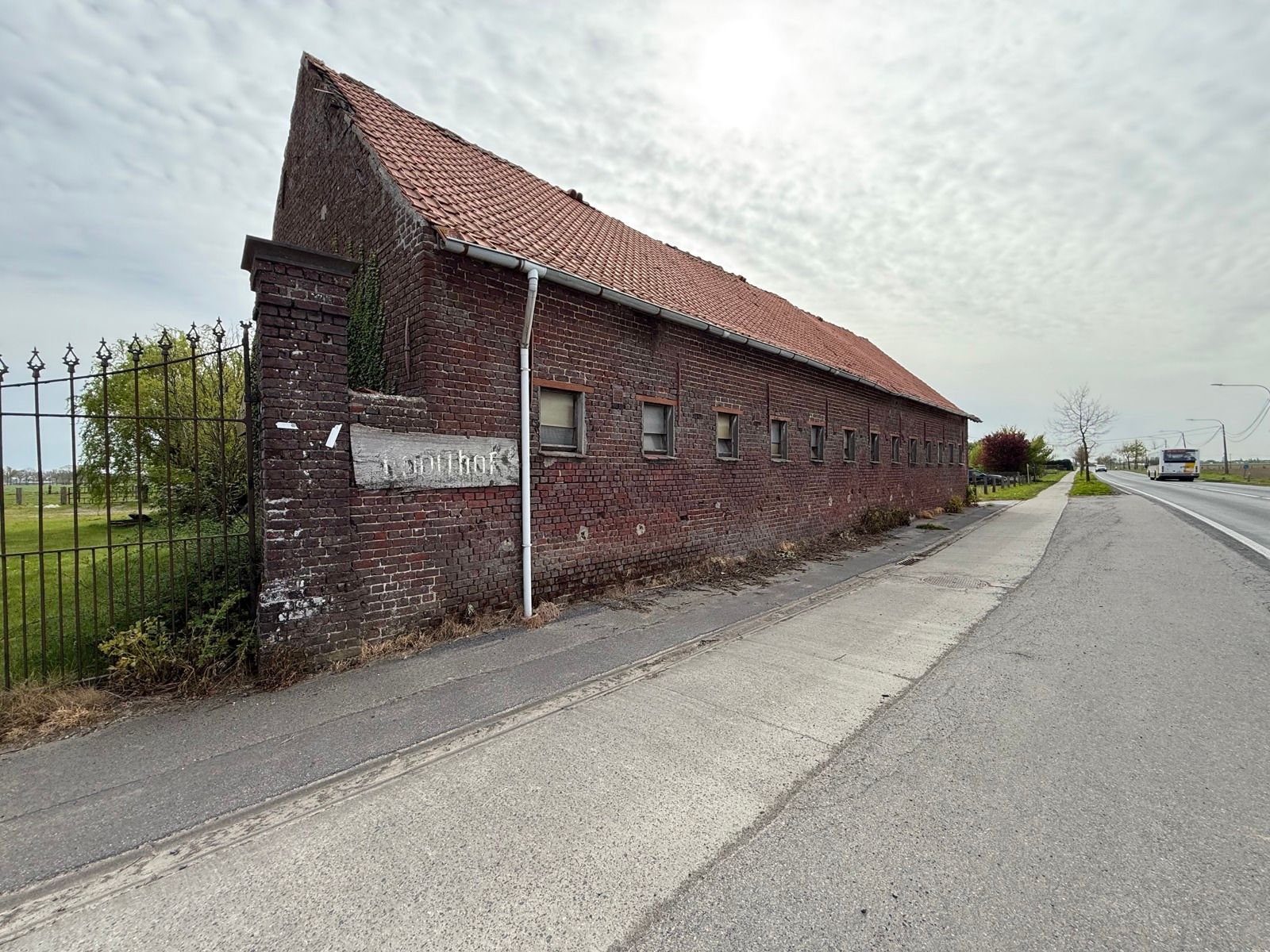Te renoveren hoeve met woning en verschillende bijgebouwen foto 16