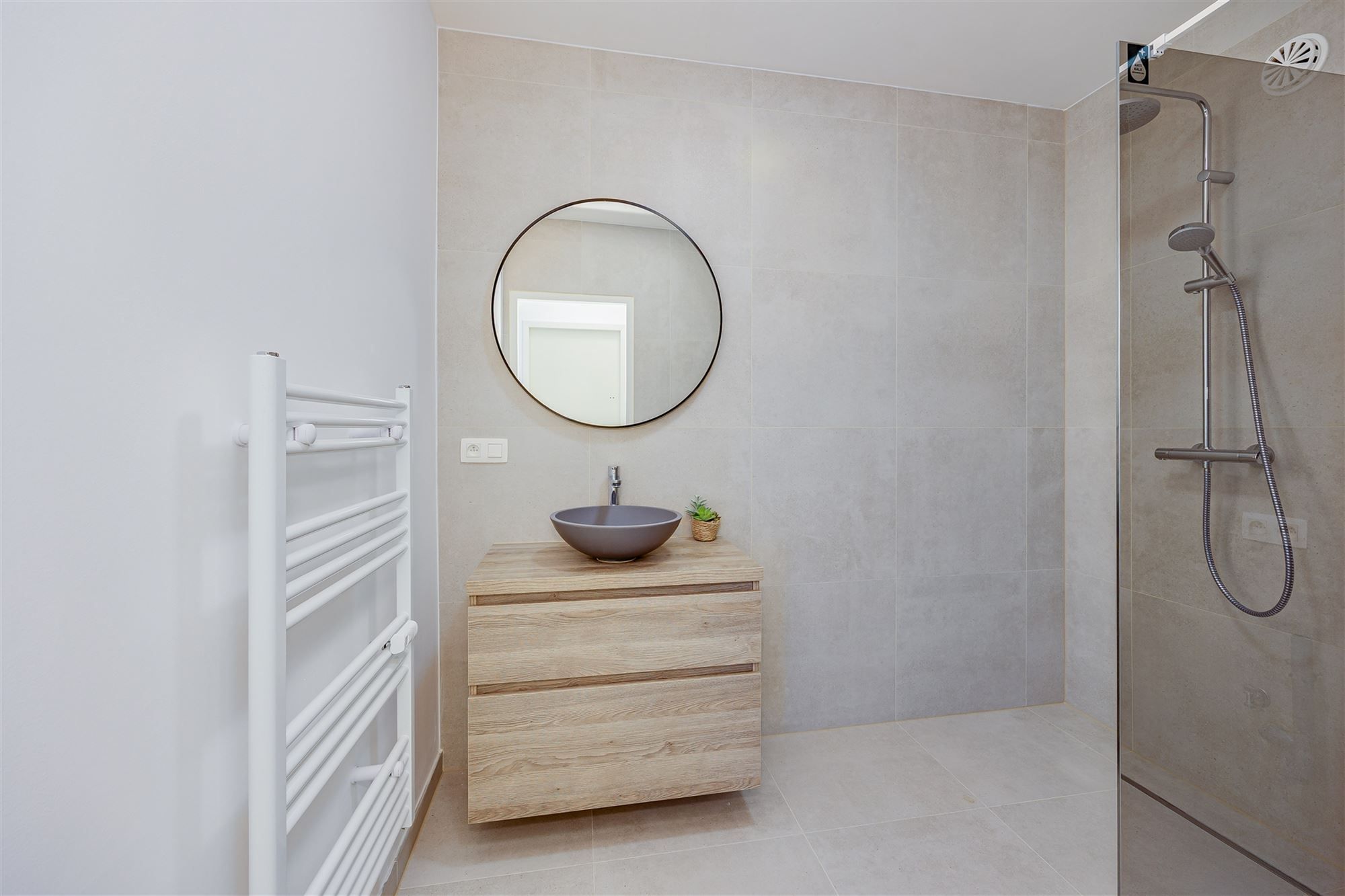 Gerenoveerd appartement met 2 slaapkamers en terras foto 13