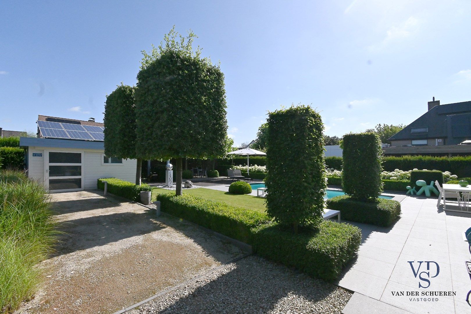 Tijdloze villa met zwembad in residentiële wijk  foto 30