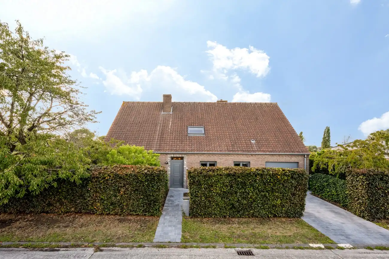 Charmante gerenoveerde woning met 5 slpks op een rustige ligging foto 2