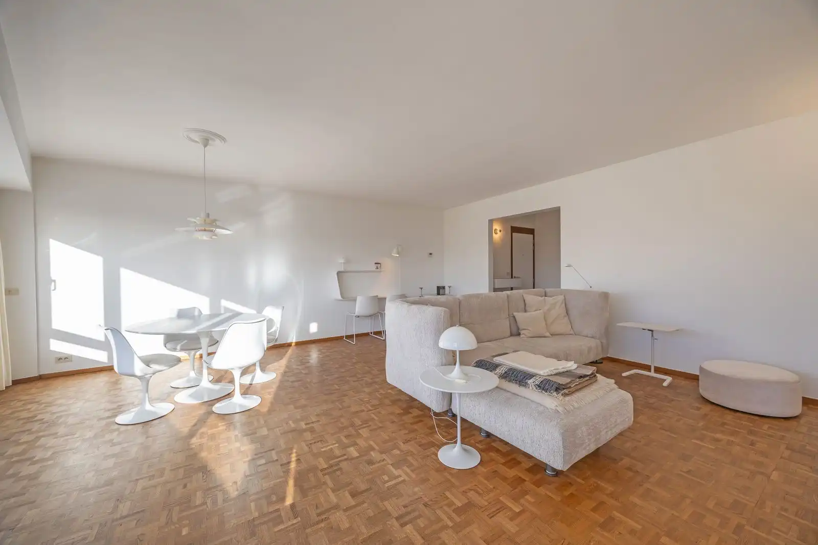 Stijlvol gerenoveerd appartement zongericht met open zicht in hartje Oostende foto 6