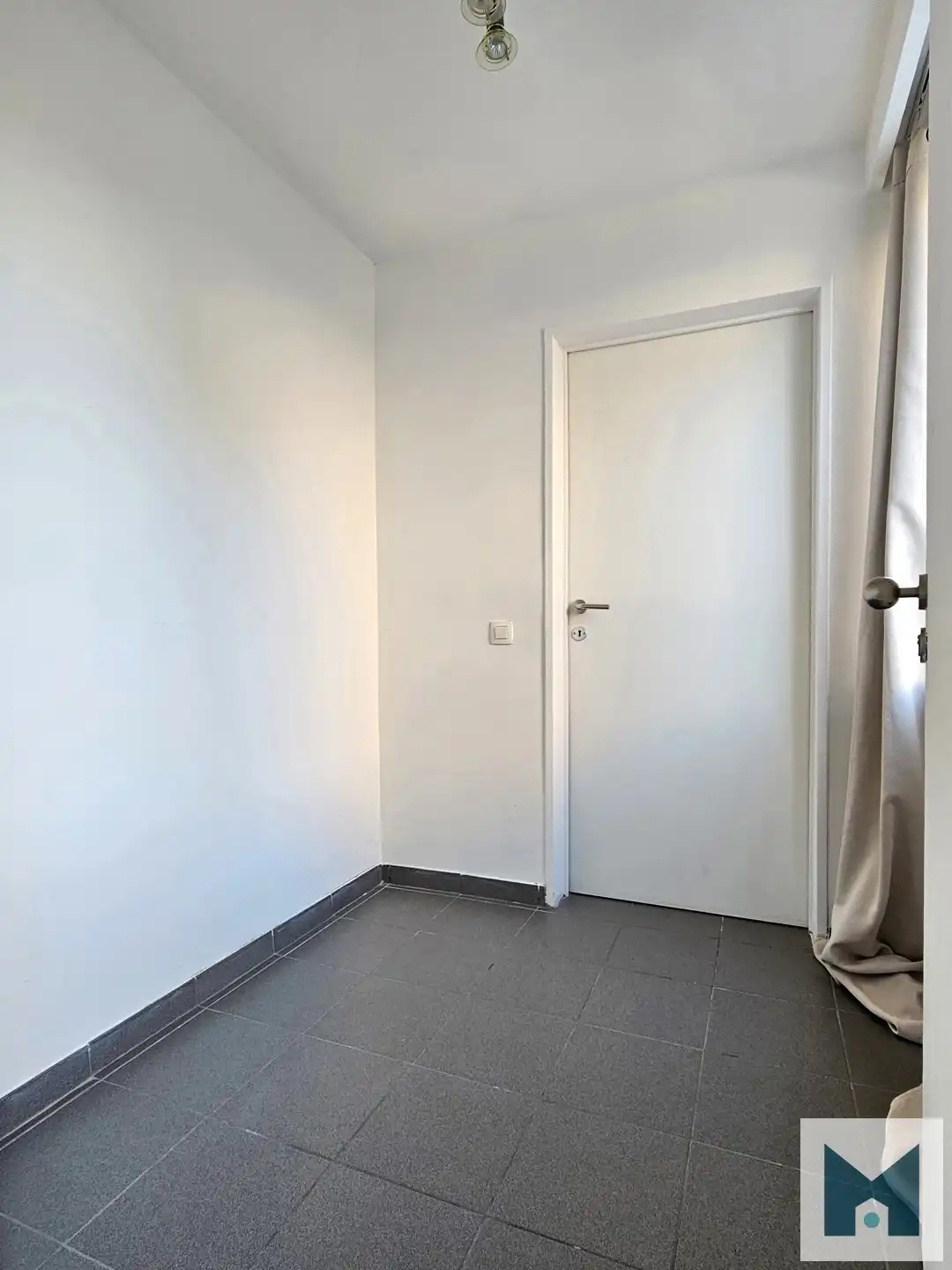 Ruim gerenoveerd app. met 3 slpks, een garage en gem. tuin! foto 3