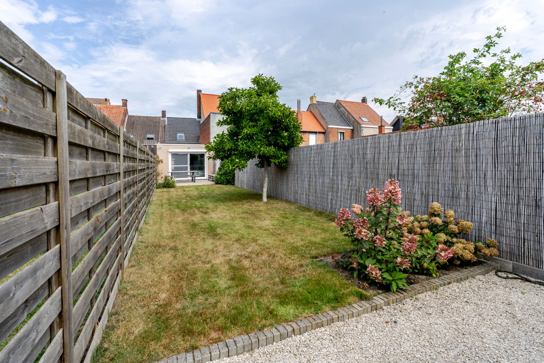 Verzorgde woning met 2 slpk en tuin foto 2